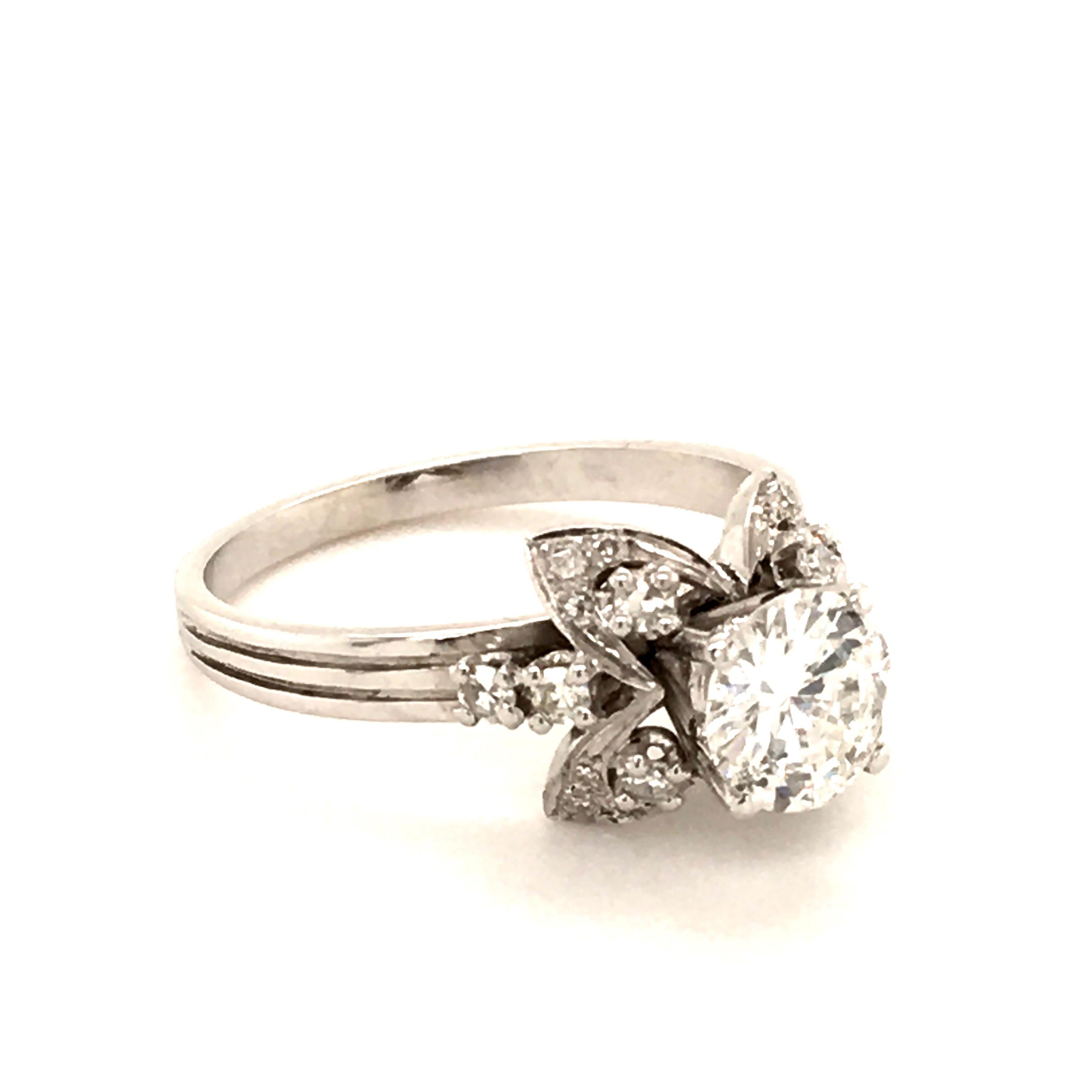 Modern Attractive Diamond Ring in 18 Karat White Gold For Sale