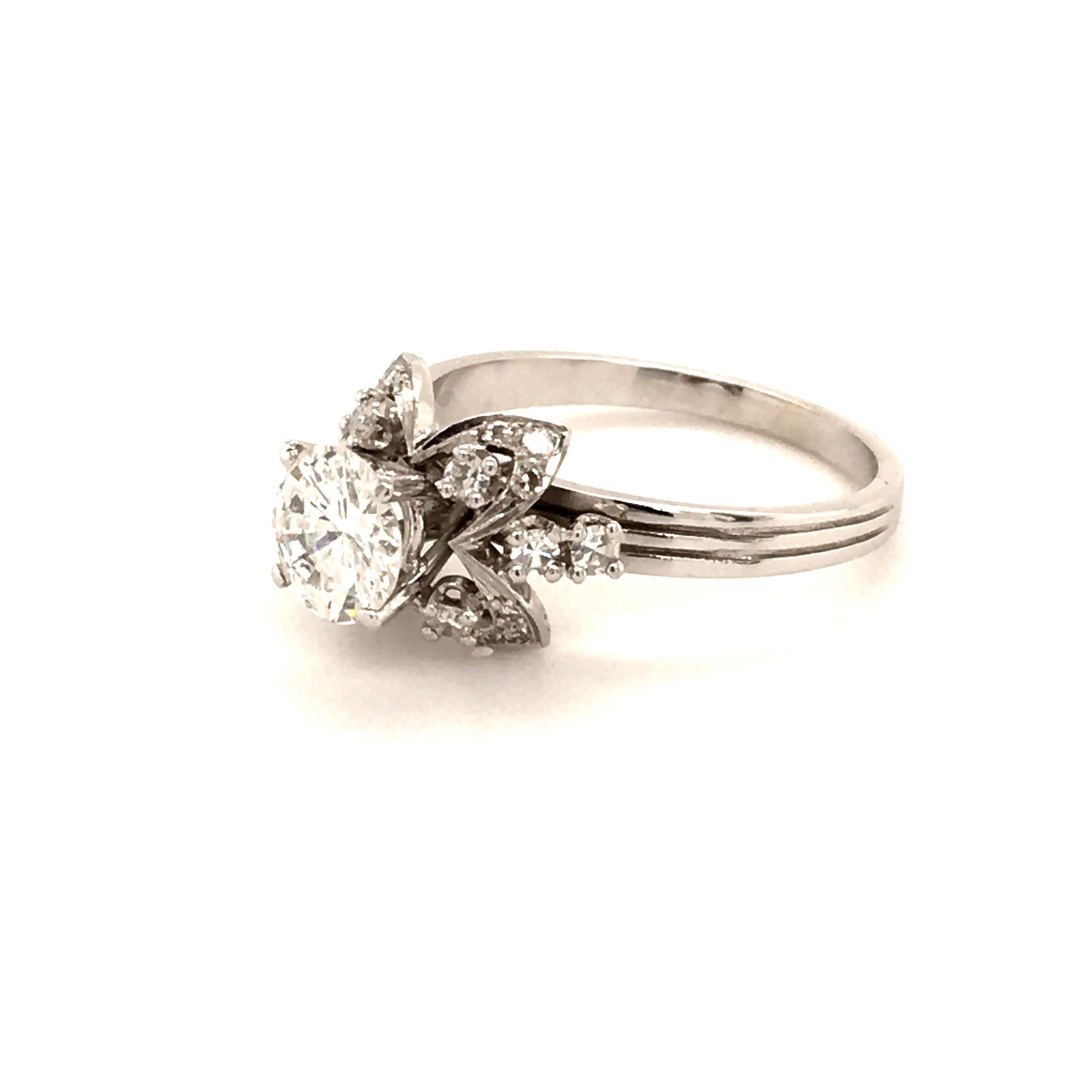 Attractive Diamond Ring in 18 Karat White Gold In Good Condition For Sale In Lucerne, CH