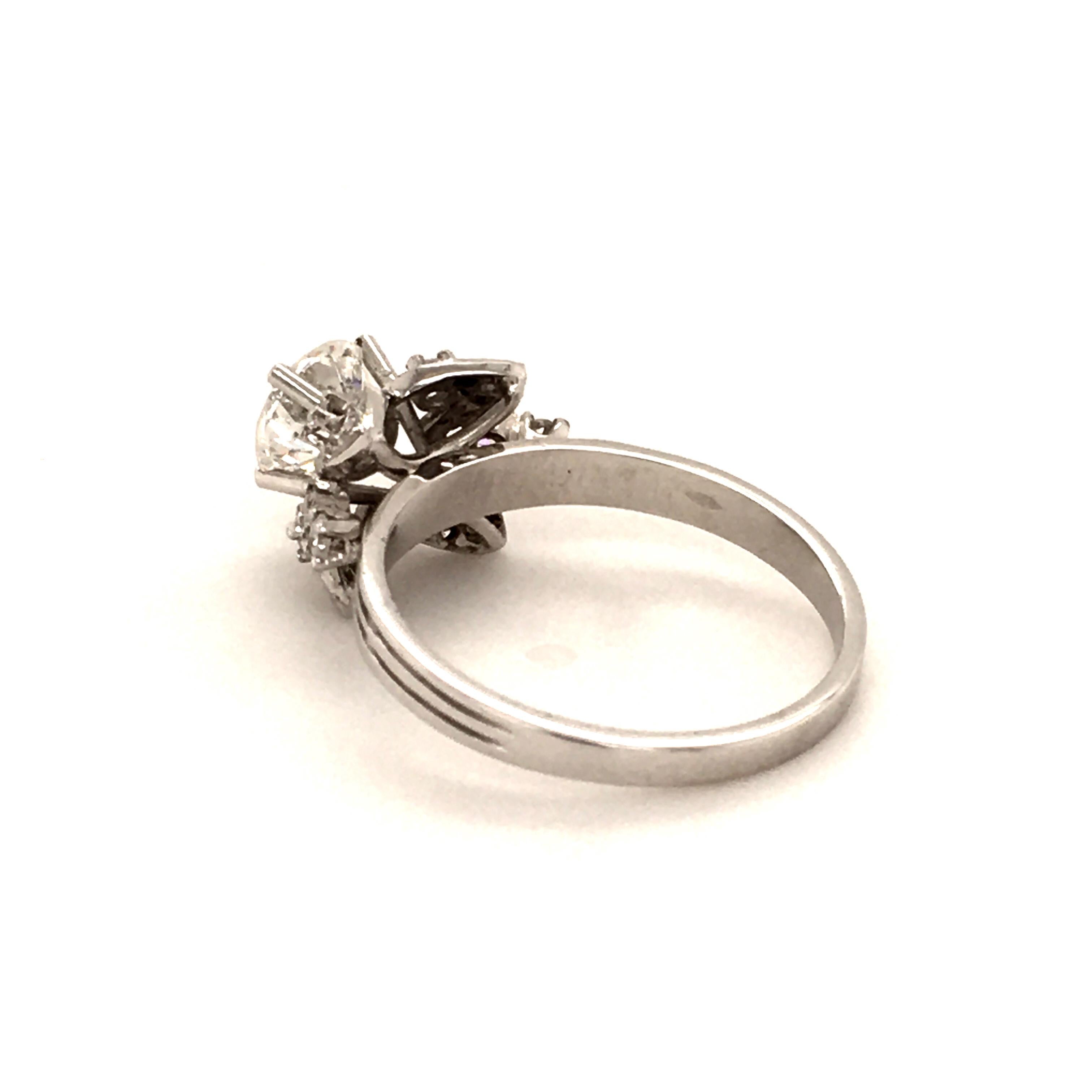 Attractive Diamond Ring in 18 Karat White Gold For Sale 3