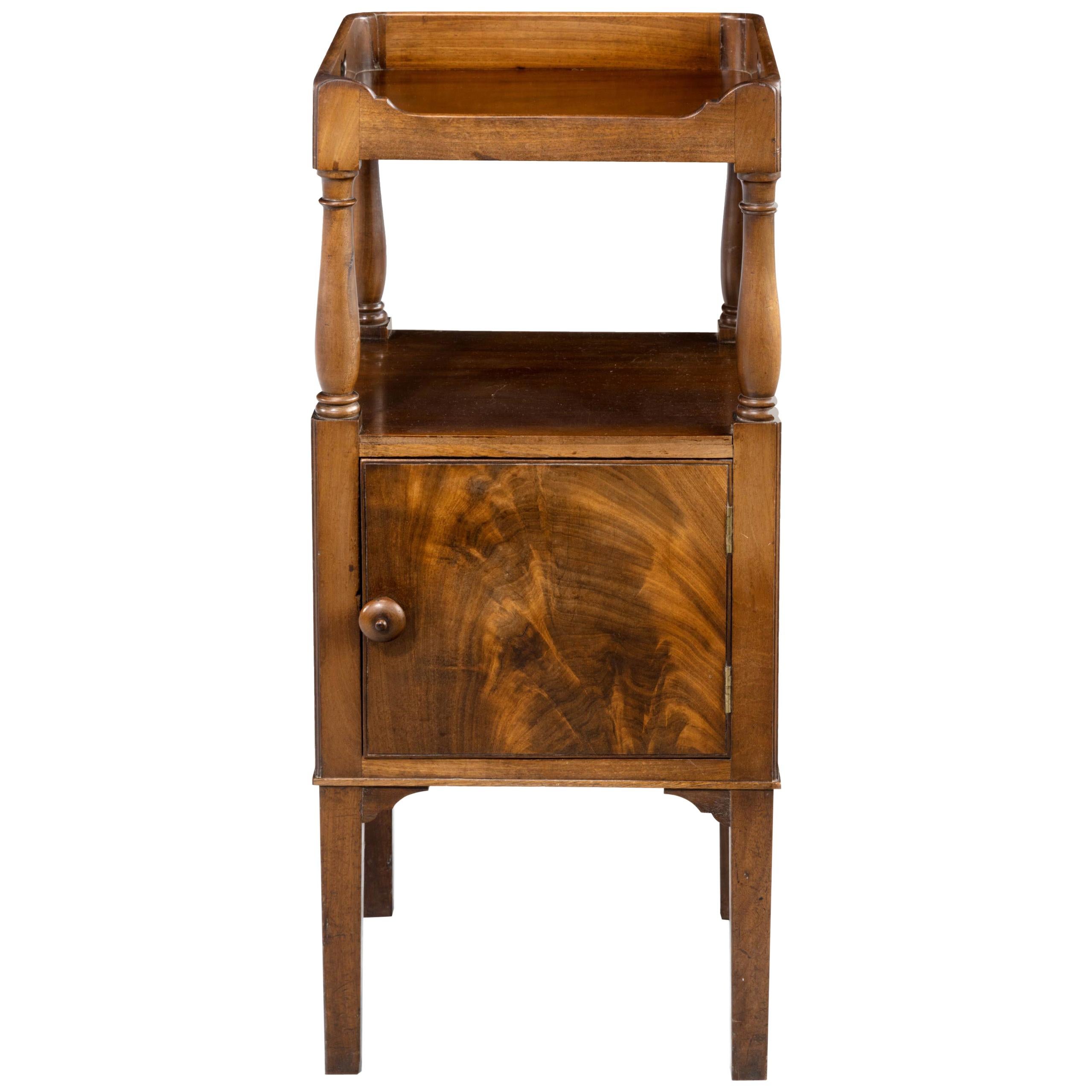 Attrayante armoire de chevet du début du XIXe siècle