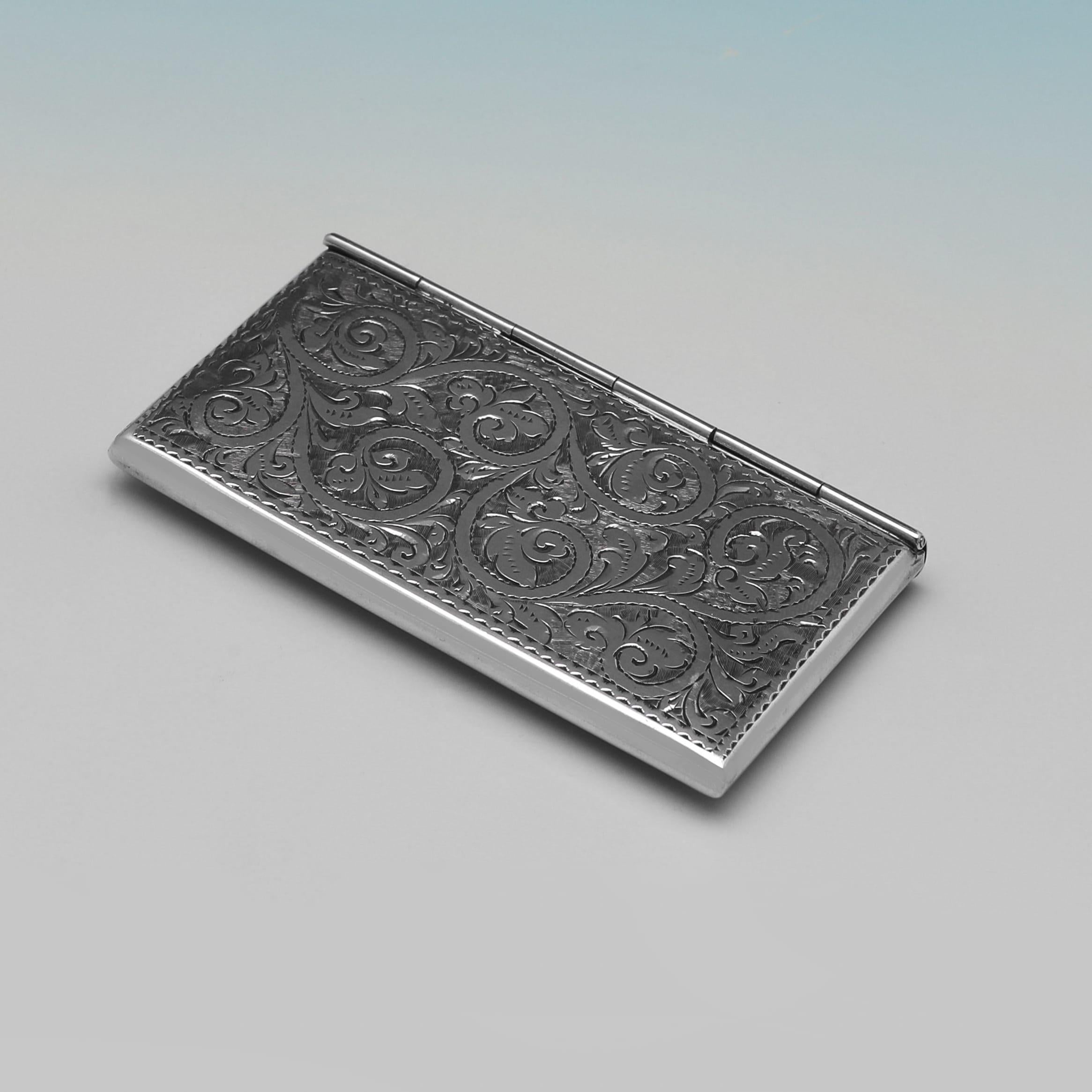 Marchiato a Birmingham nel 1904 da Adie & Lovekin, questo attraente portacarte antico in A. Silver, di epoca edoardiana, si apre come un borsellino ed è inciso su entrambi i lati con una decorazione a volute d'acanto. La custodia è alta 1,5