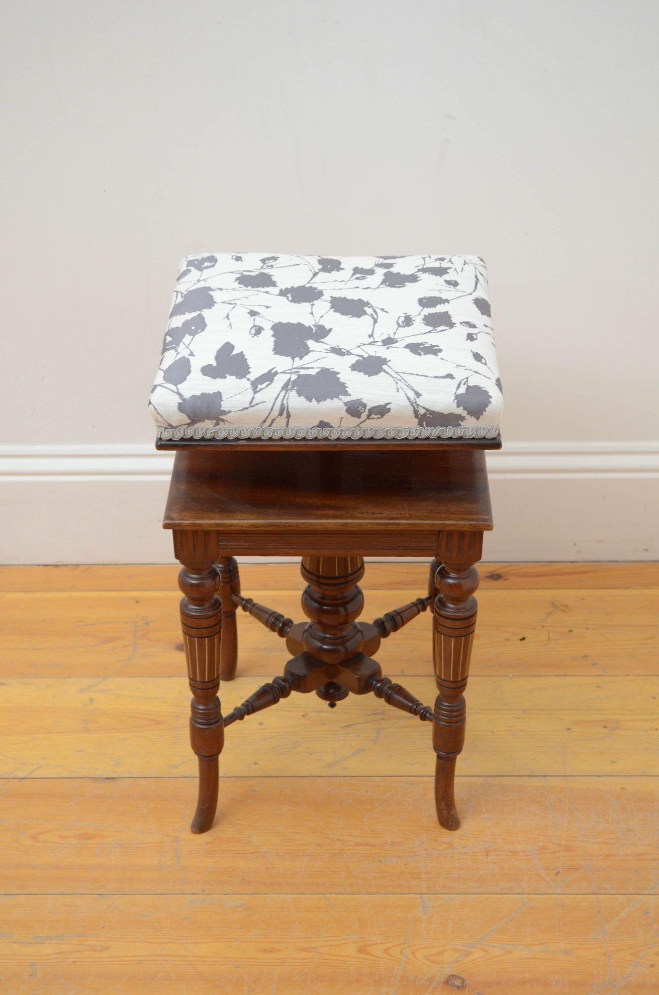 English Attractive Edwardian Revolving Stool In Walnut For Sale