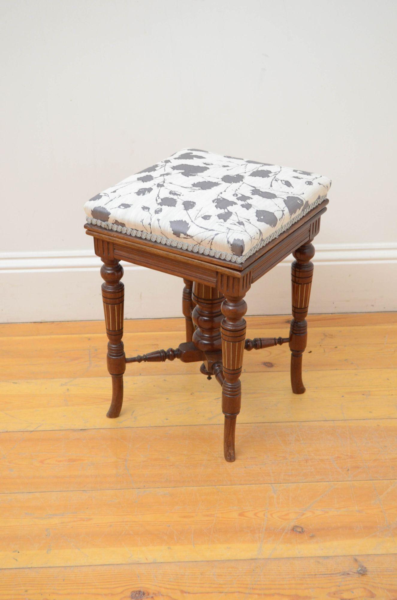 20th Century Attractive Edwardian Revolving Stool In Walnut For Sale