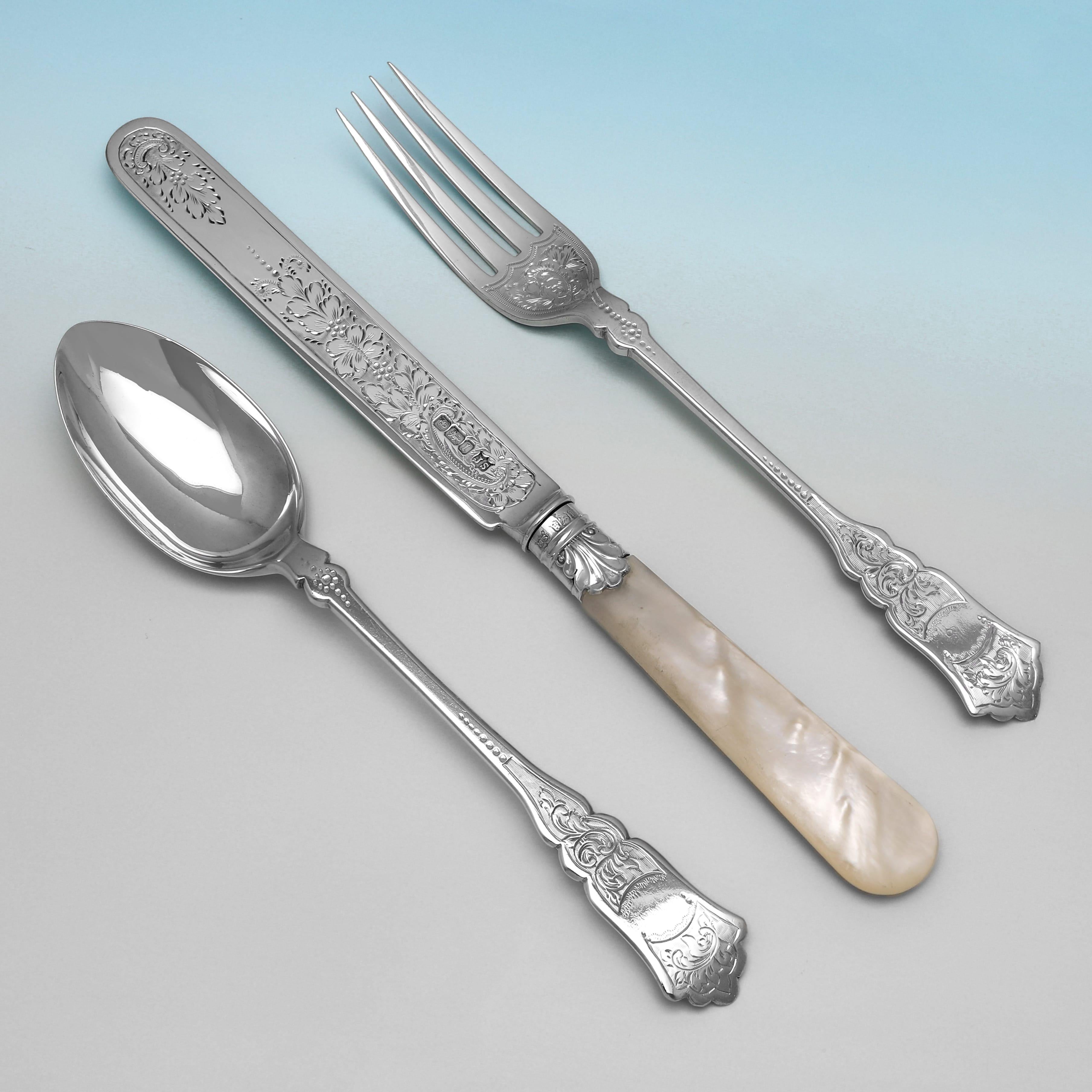 Poinçonné à Sheffield en 1903 par John Sanderson, cet attrayant service d'enfant en argent sterling ancien de l'époque édouardienne est doté d'un manche en nacre pour le couteau et d'une décoration gravée remarquable sur l'ensemble de la pièce. La