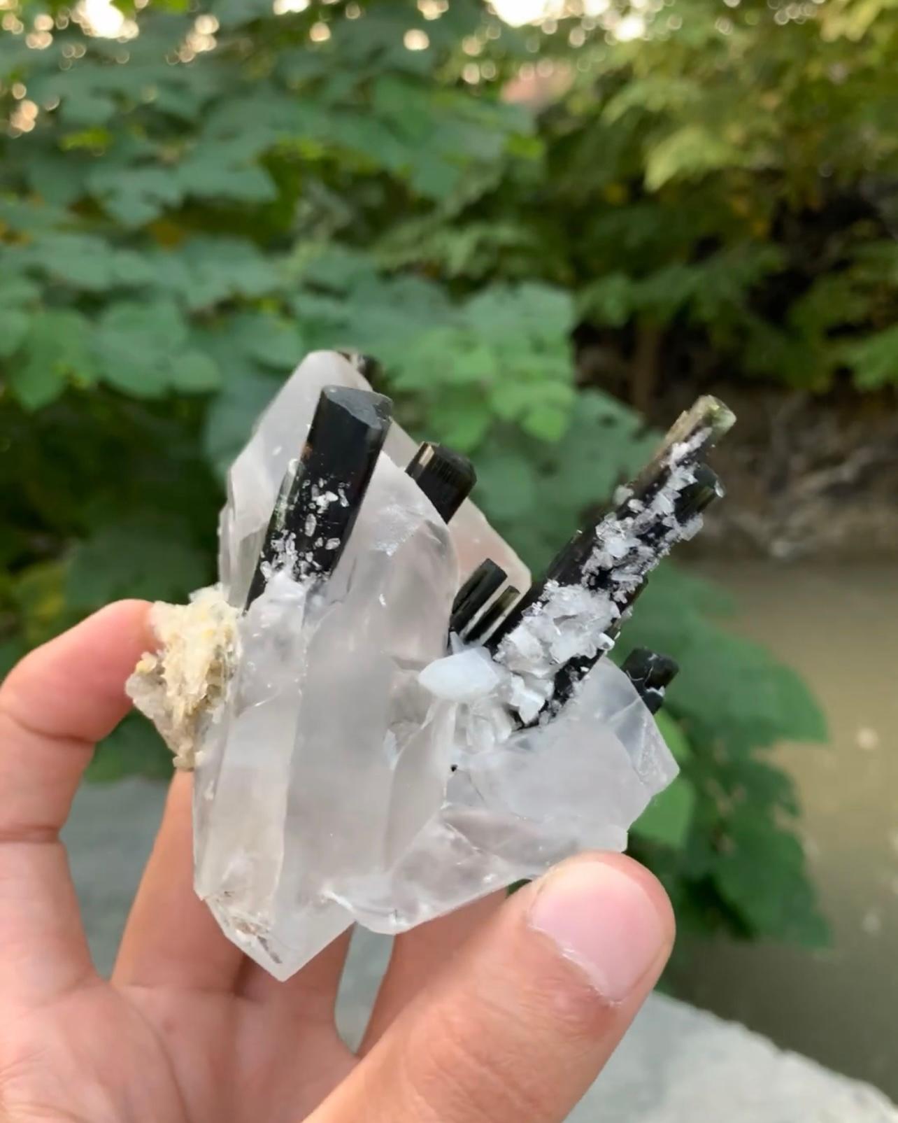 Attractive Green Cap Tourmaline Crystals On Clear Quartz From Pakistan In Good Condition For Sale In Peshawar, PK