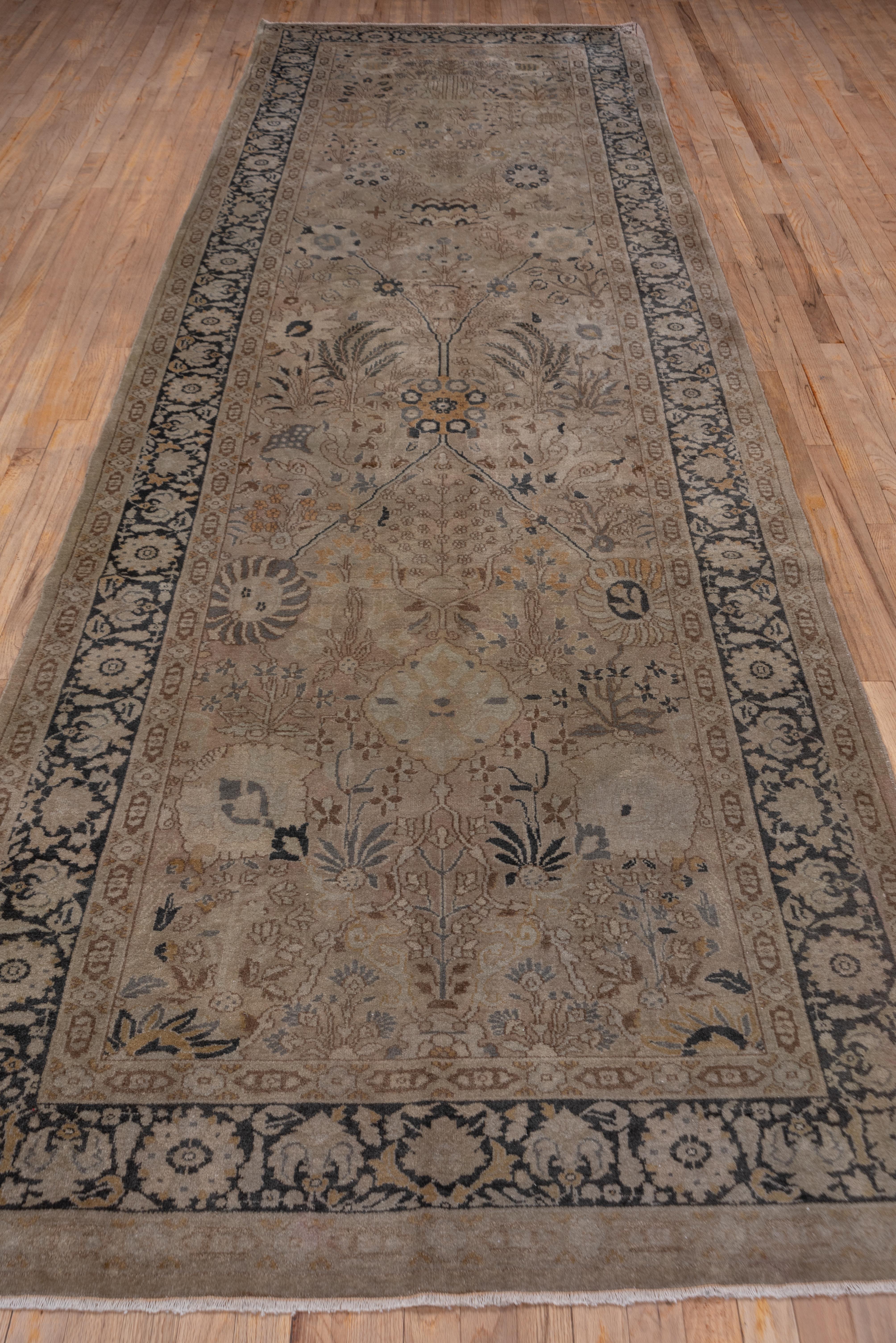 This northern Indian workshop gallery carpet has taken a vertical section of the famed 