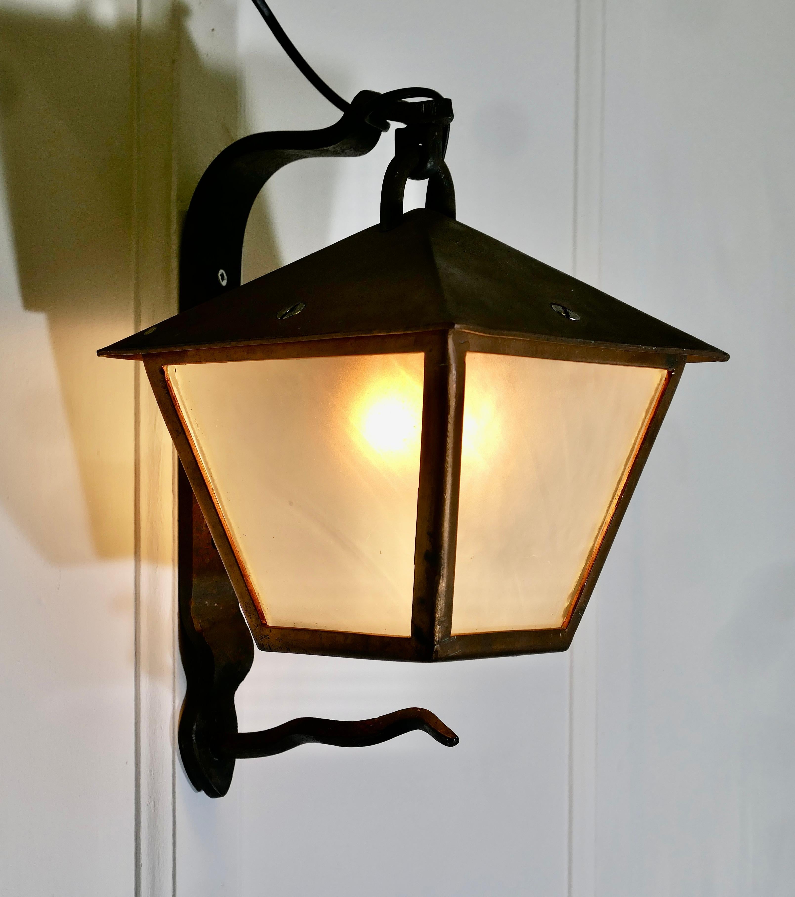 Lanterne murale attrayante en fer et cuivre

Cette lanterne murale en cuivre est de bonne taille, elle a 4 côtés et est suspendue au mur sur un support en fer.
La lampe est câblée pour l'électricité et doit être connectée à une source