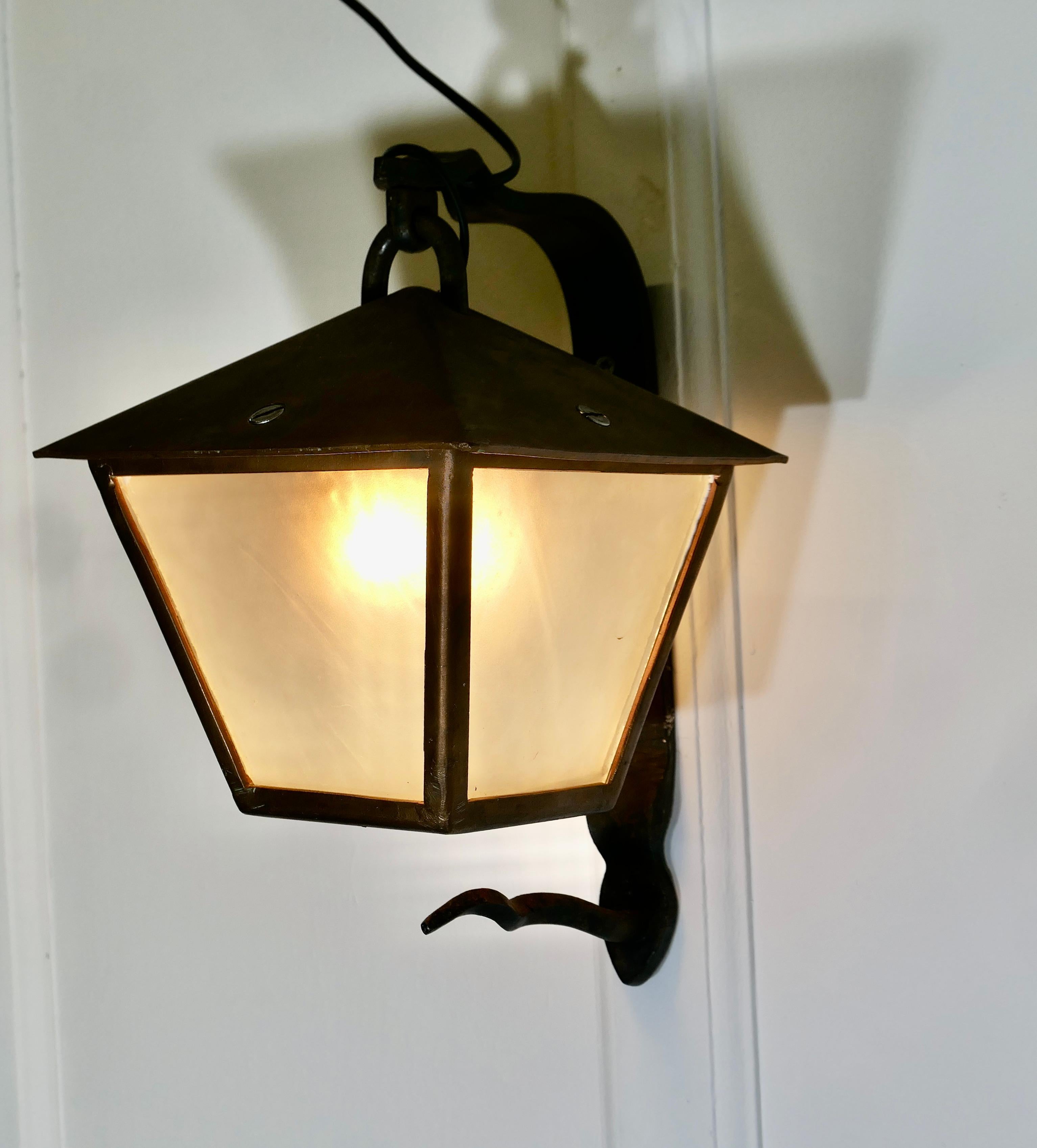 Lanterne murale attrayante en fer et cuivre  Cette lanterne murale en cuivre est de bonne taille. en vente 1