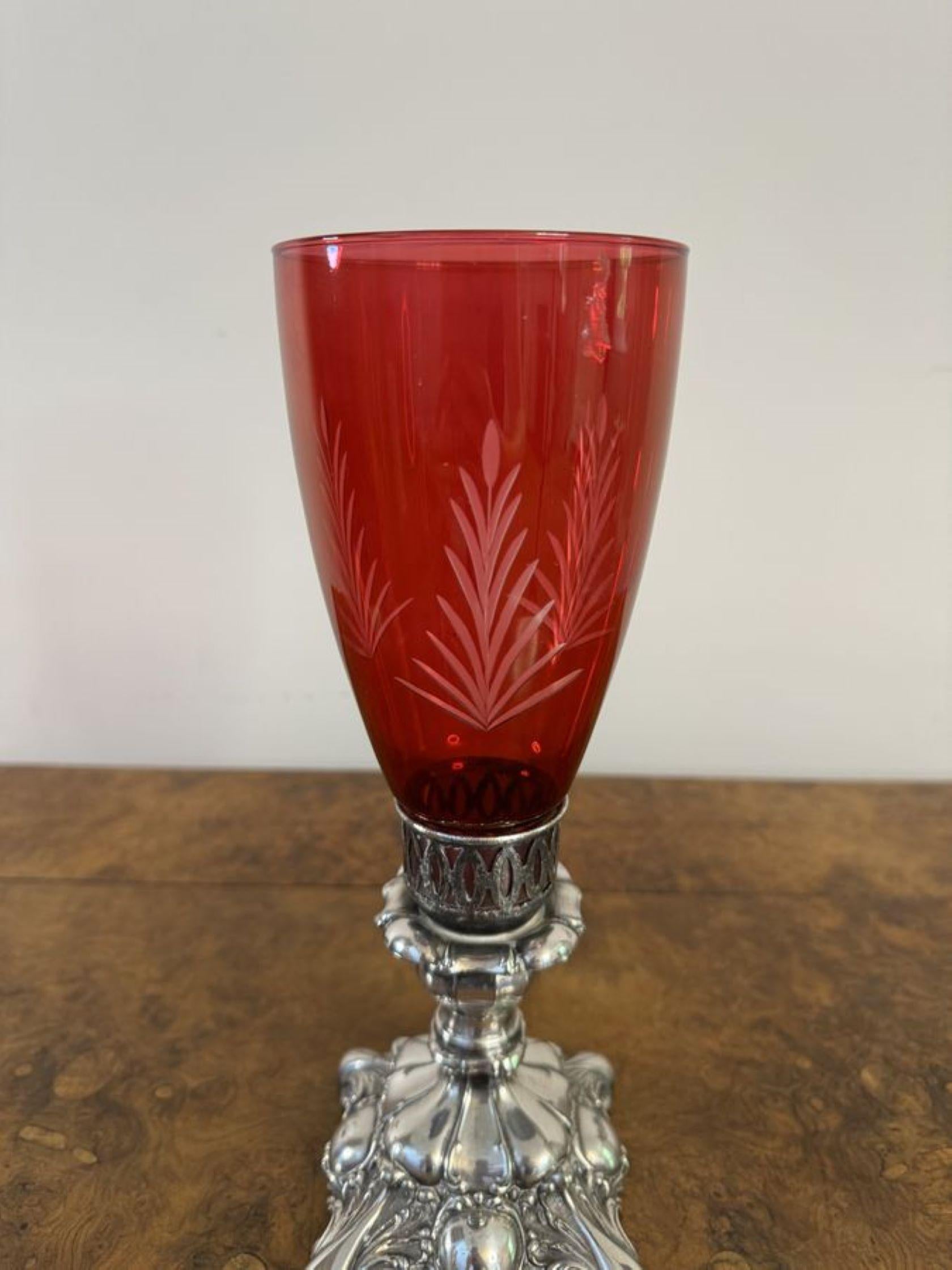 Jolie paire de bougeoirs anciens en verre rubis et en métal argenté. Le bougeoir en verre rubis gravé est surmonté d'une base carrée en métal argenté. 

D. 1900
