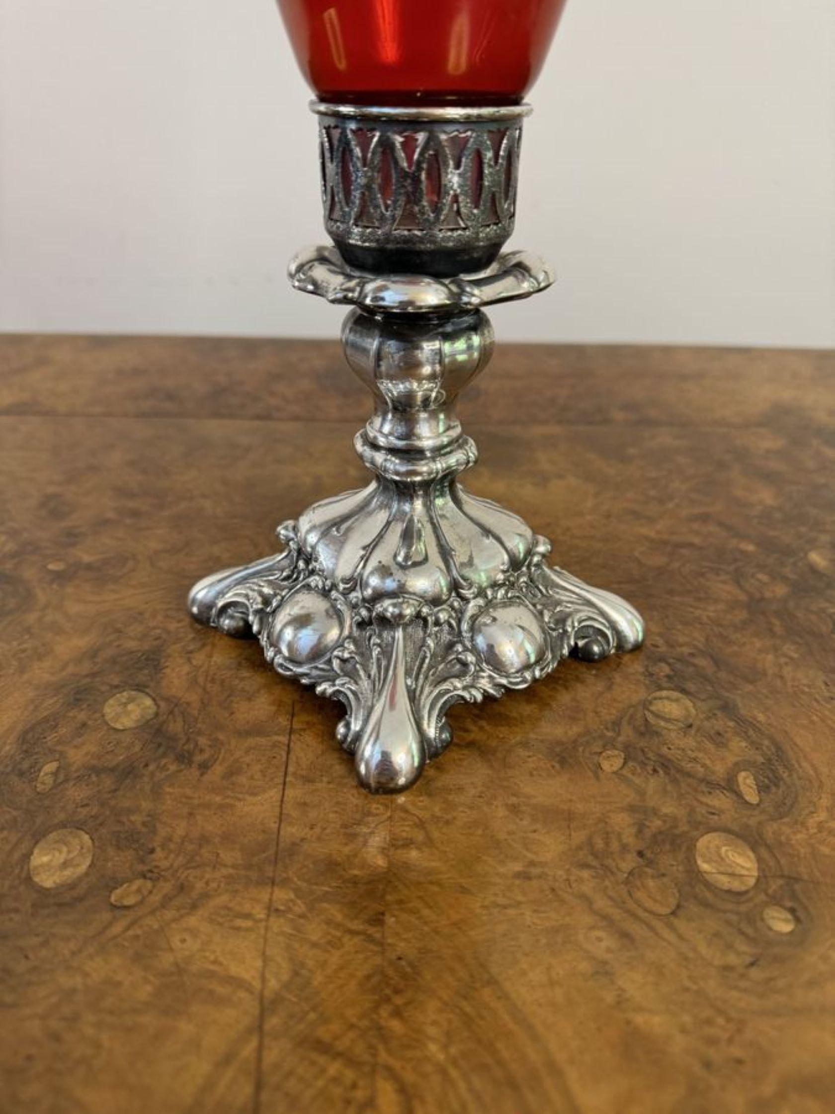 Jolie paire de bougeoirs anciens en verre rubis et plaqué argent Bon état - En vente à Ipswich, GB
