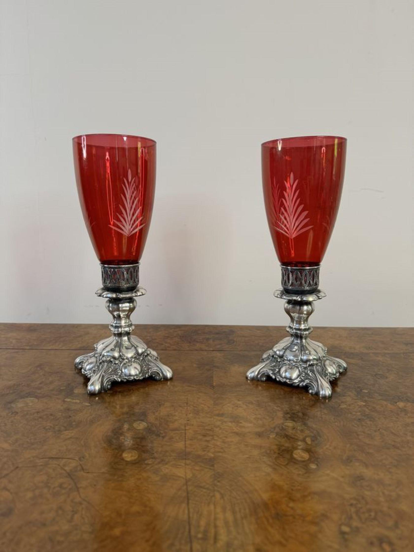 20ième siècle Jolie paire de bougeoirs anciens en verre rubis et plaqué argent en vente