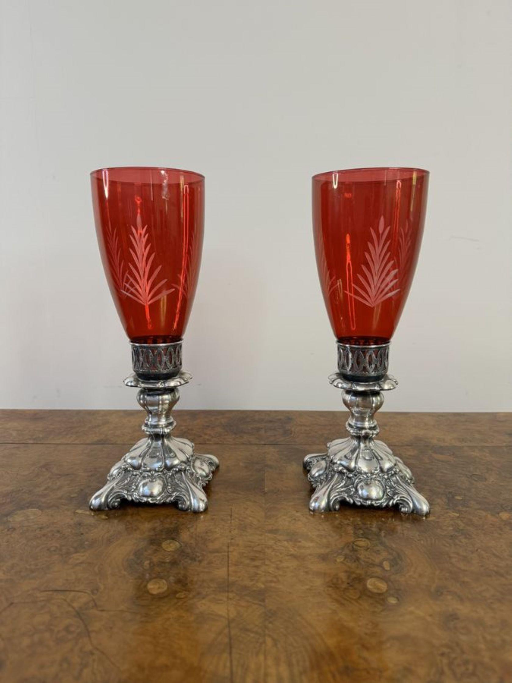 Verre Jolie paire de bougeoirs anciens en verre rubis et plaqué argent en vente