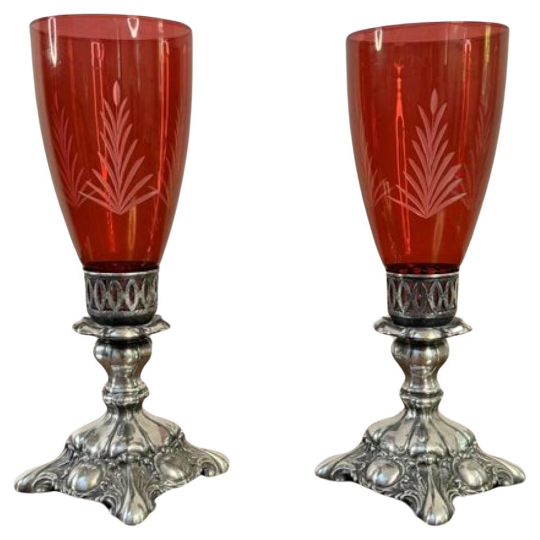 Jolie paire de bougeoirs anciens en verre rubis et plaqué argent