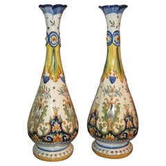 Jolie paire de grands vases en faïence ancienne d'Angleterre. Circa 1880.