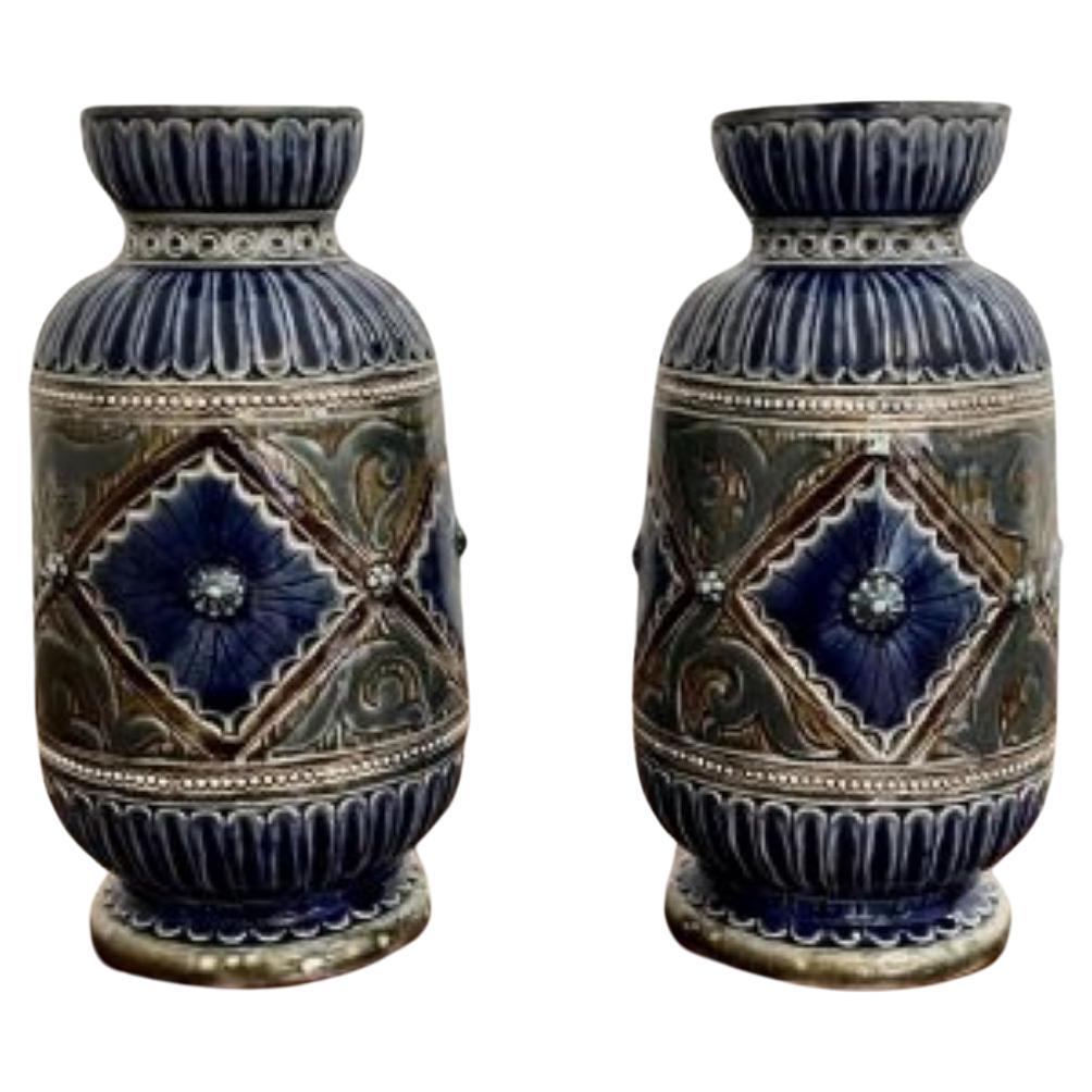 Jolie paire de vases anciens victoriens Doulton Lambeth de qualité