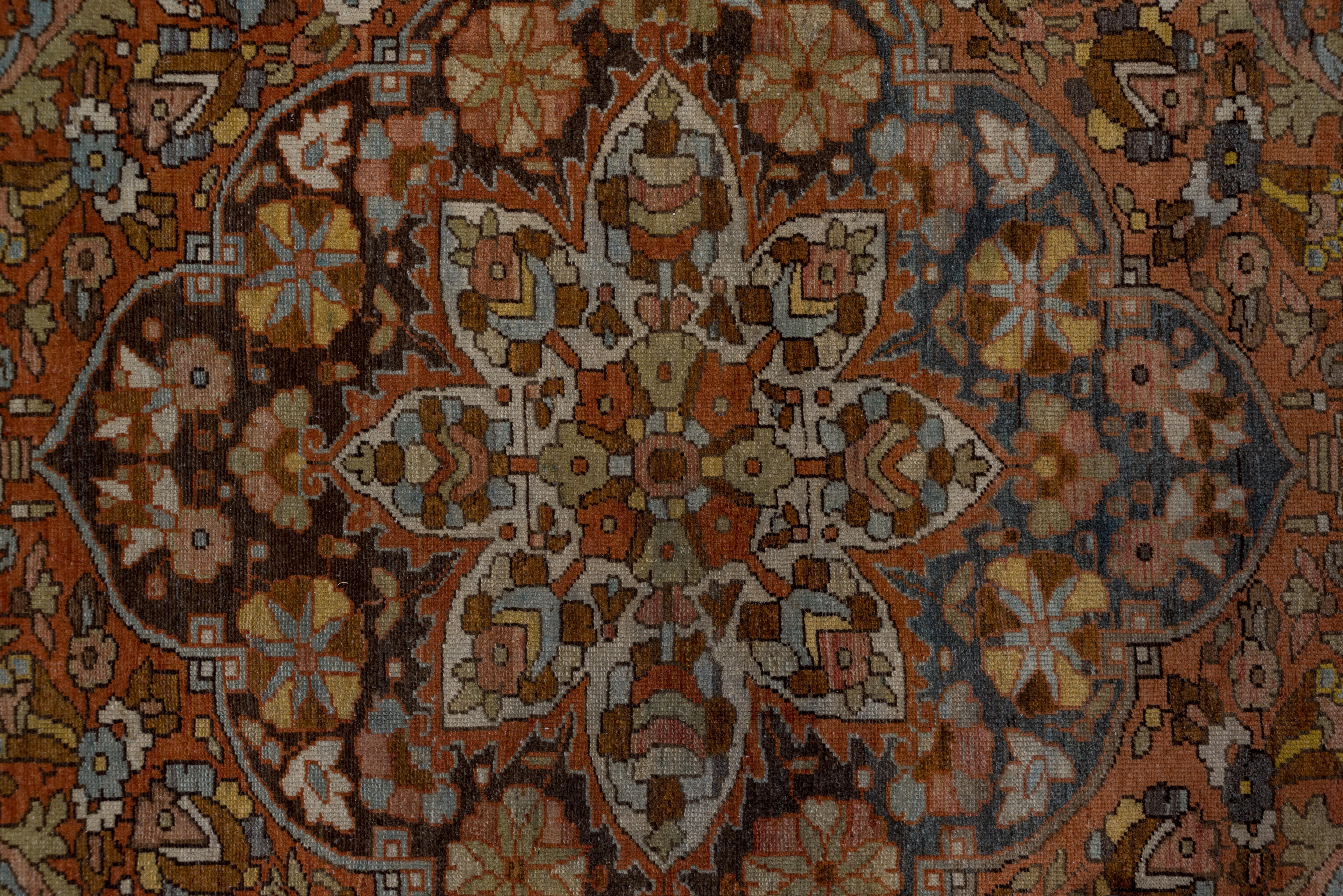 Attractive Persian Bakhtiari Rug In Good Condition For Sale In New York, NY