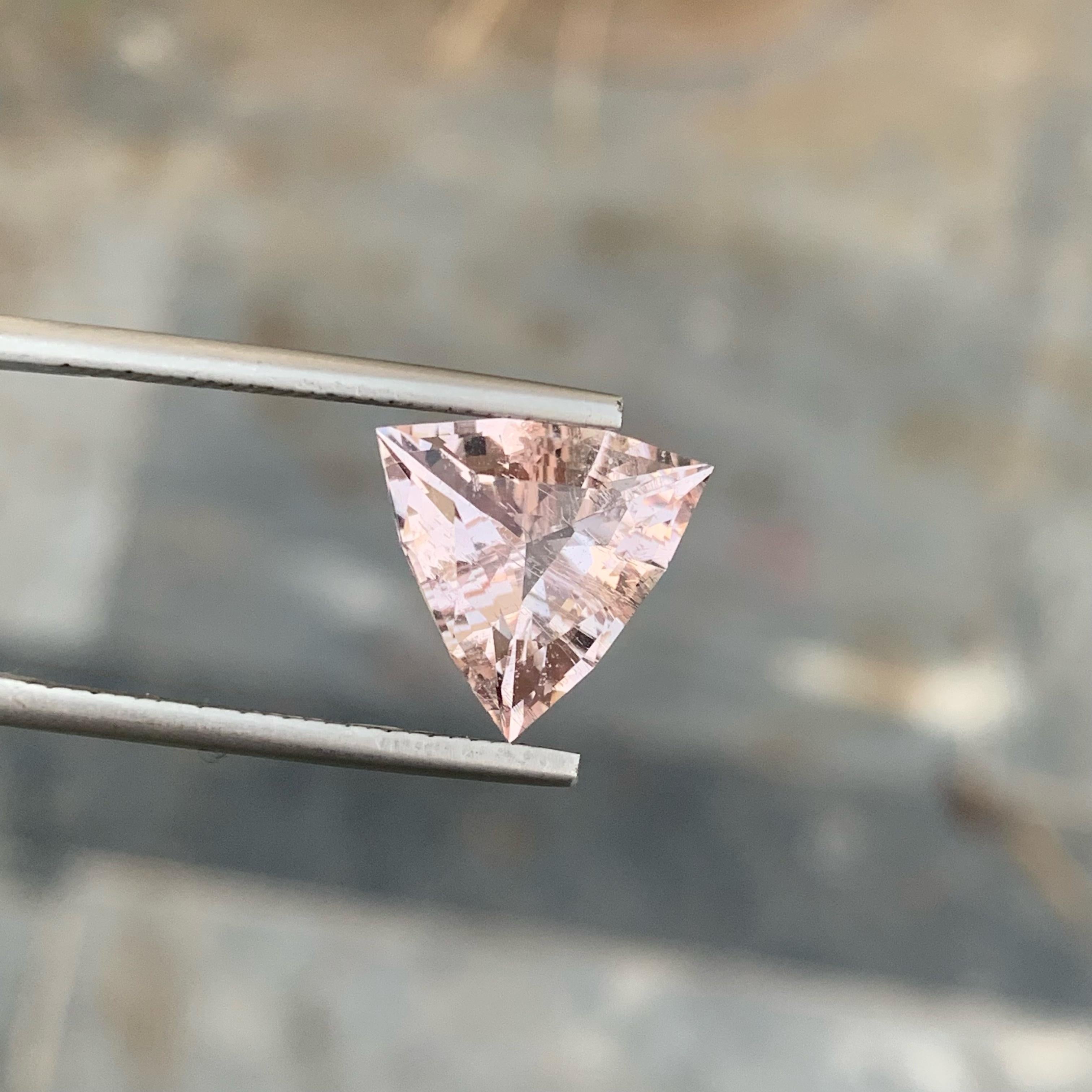 Attractive Pink Morganite 4.30 carats Trilliant Cut Loose Afghani Gemstone In New Condition For Sale In Bangkok, TH