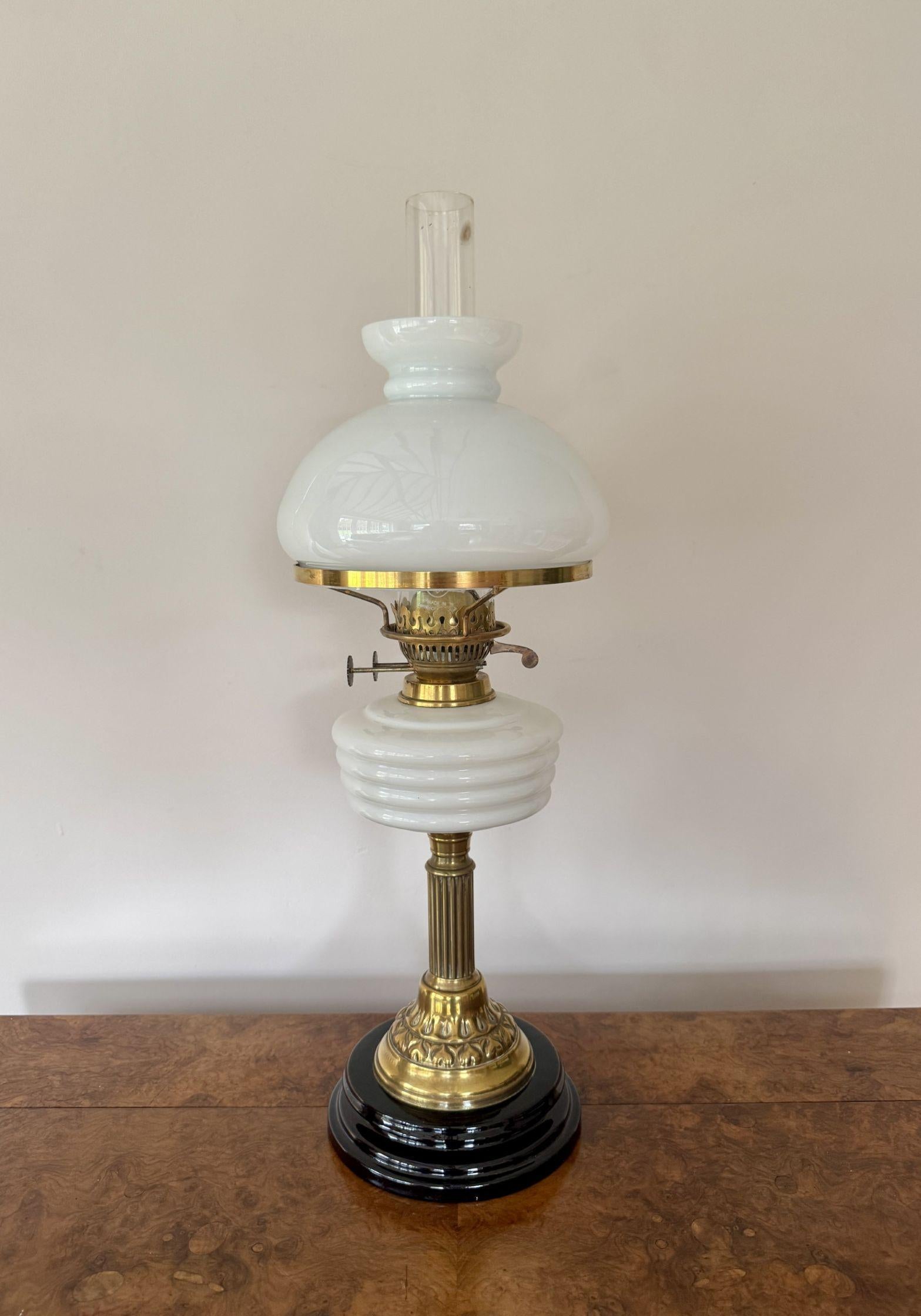 Laiton Lampe à huile ancienne édouardienne de qualité attrayante en vente