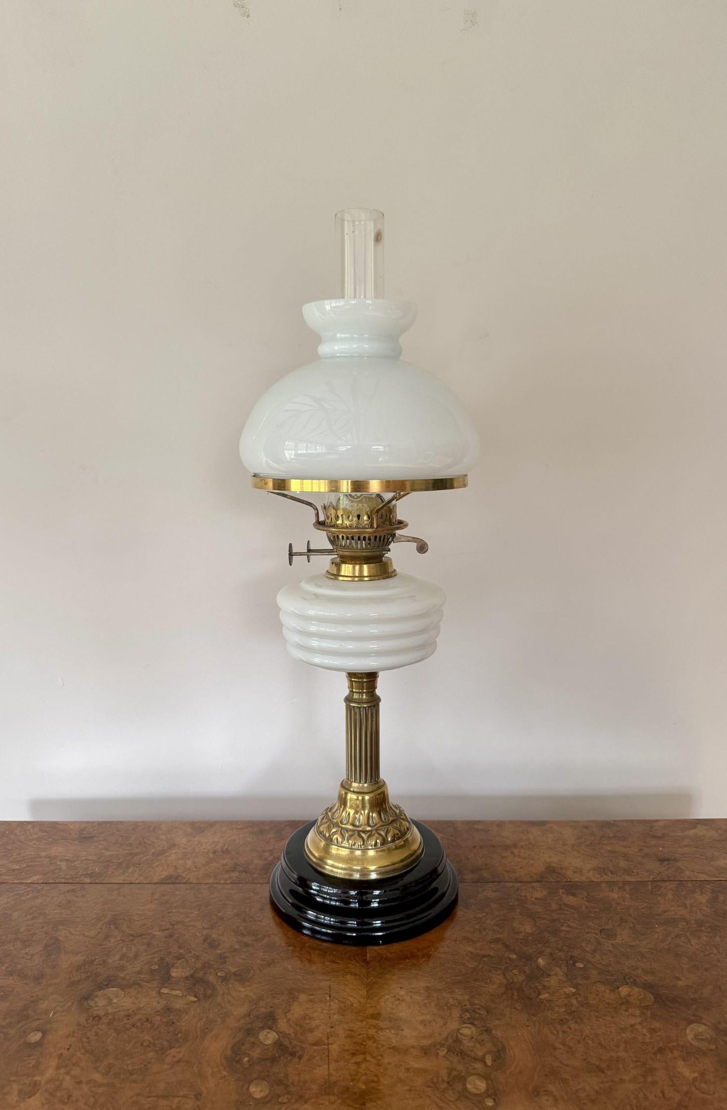 Lampe à huile ancienne édouardienne de qualité attrayante en vente 1