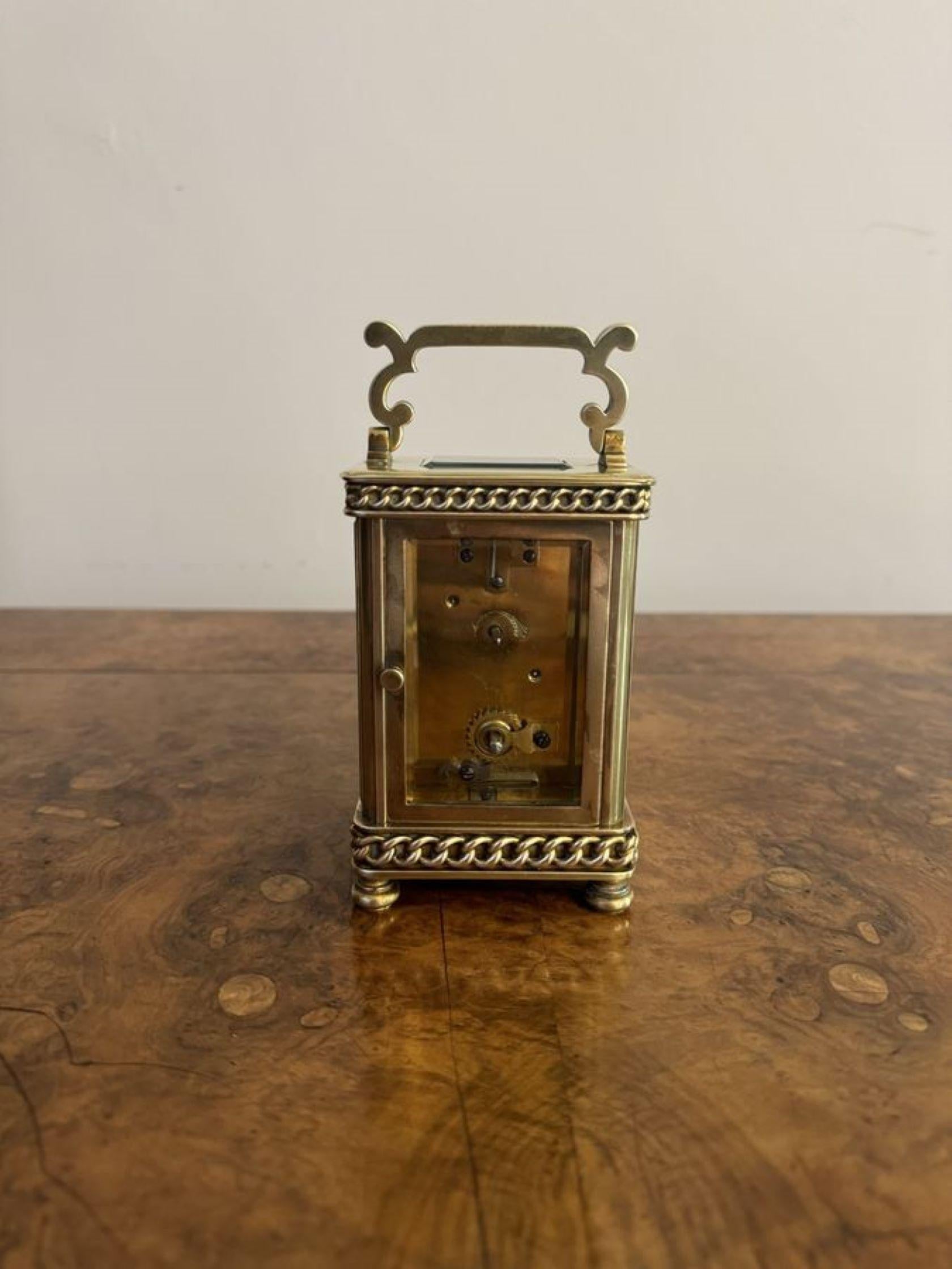 Attraente orologio da carrozza vittoriano di qualità con movimento francese a otto giorni, cassa in ottone con bordi smussati, pannelli in vetro e maniglia sagomata sulla parte superiore.
Tutti gli orologi sono completamente revisionati prima della