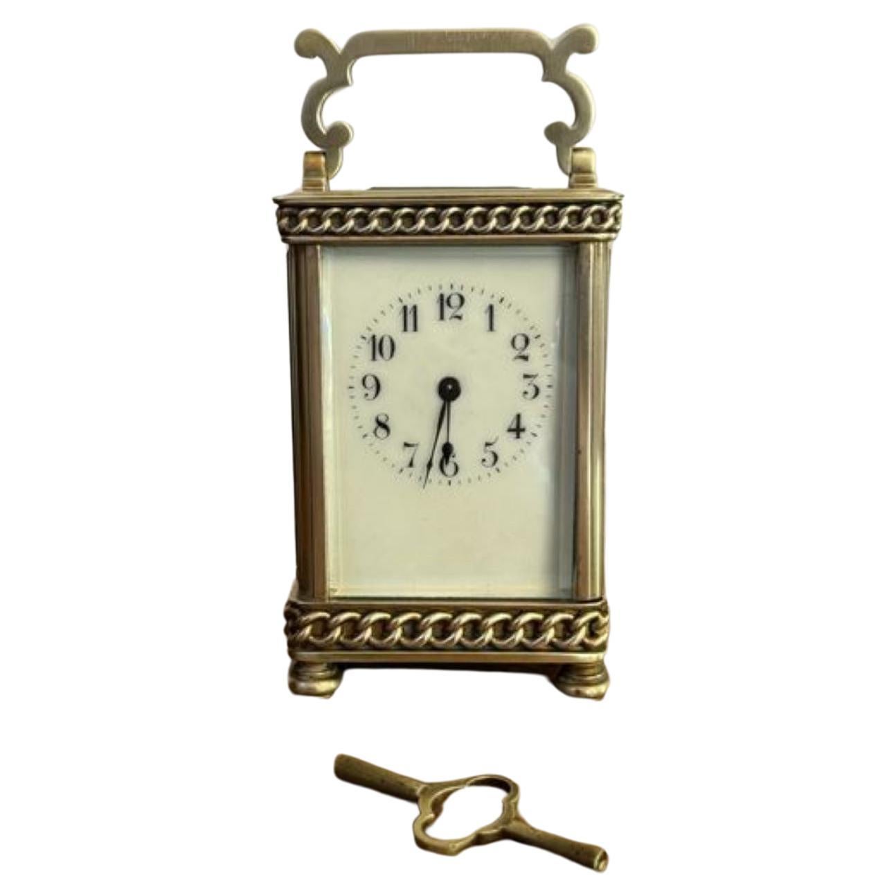 Atractivo reloj de carruaje de latón victoriano antiguo de calidad
