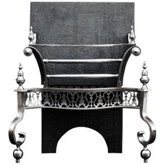 Ravissante grille de cheminée en acier poli de style Queen Anne