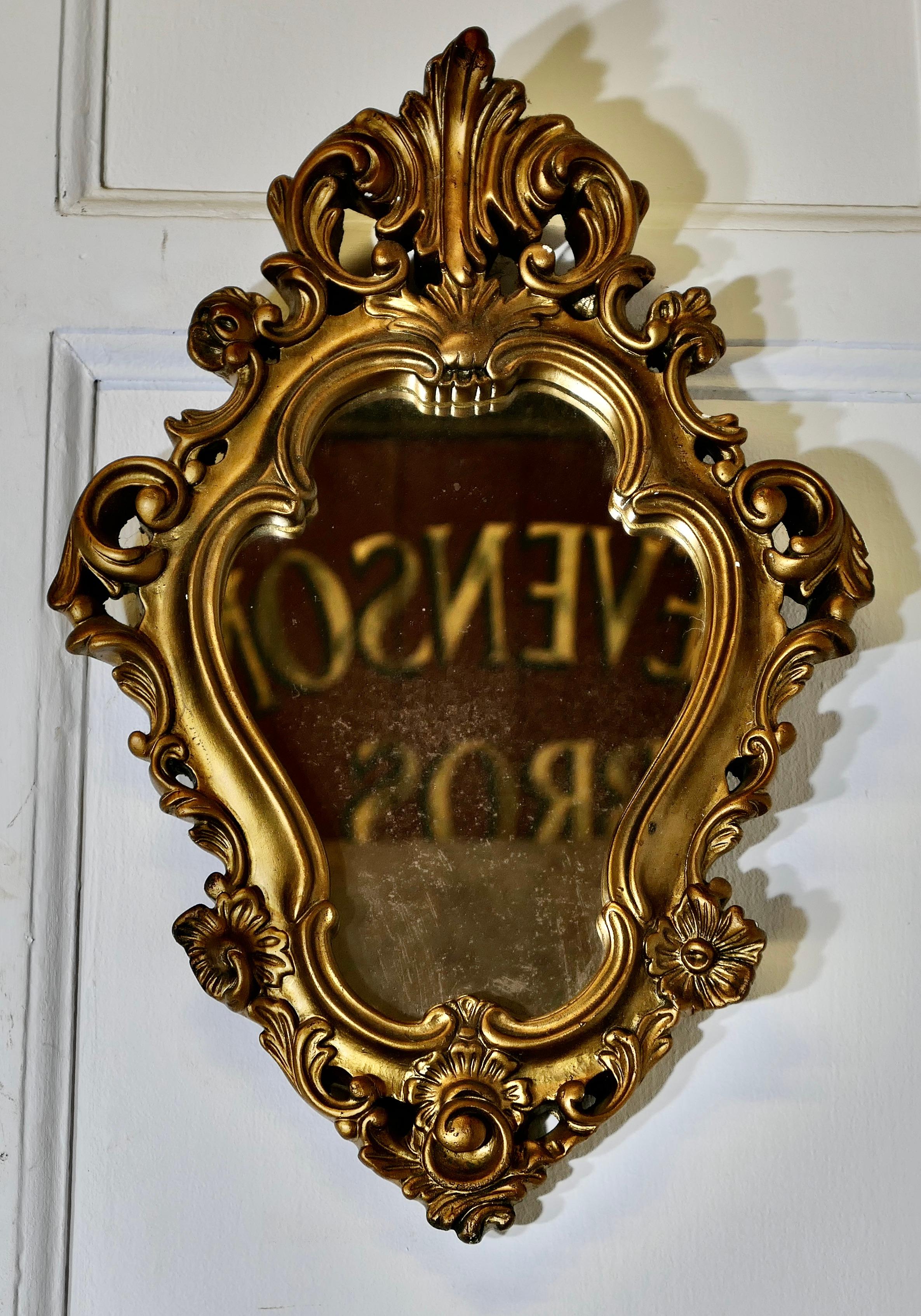 Atractivo Espejo de Pared Pequeño Dorado de Estilo Rococó  El Espejo tiene una forma inusual Renacimiento rococó en venta