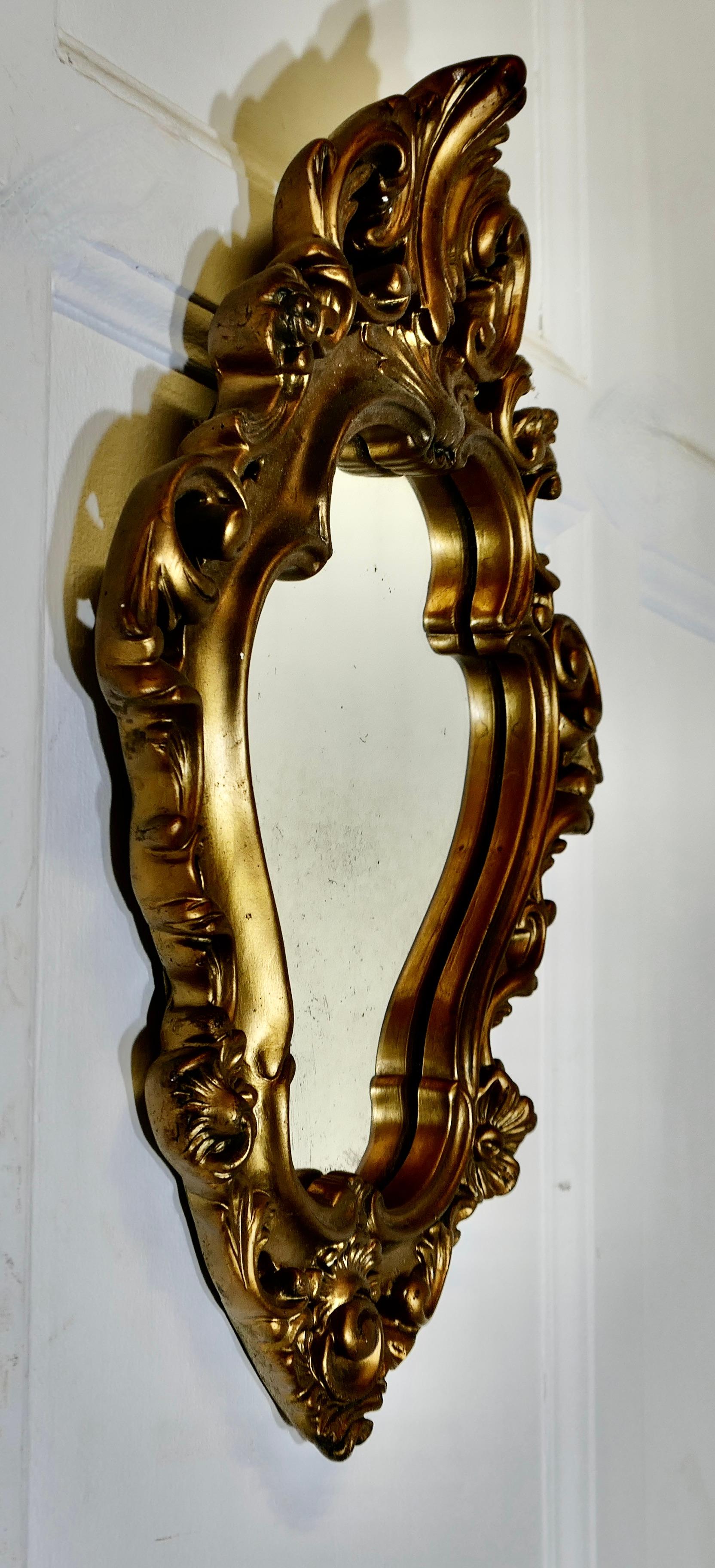 Atractivo Espejo de Pared Pequeño Dorado de Estilo Rococó  El Espejo tiene una forma inusual en Bueno estado para la venta en Godshill, Isle of Wight