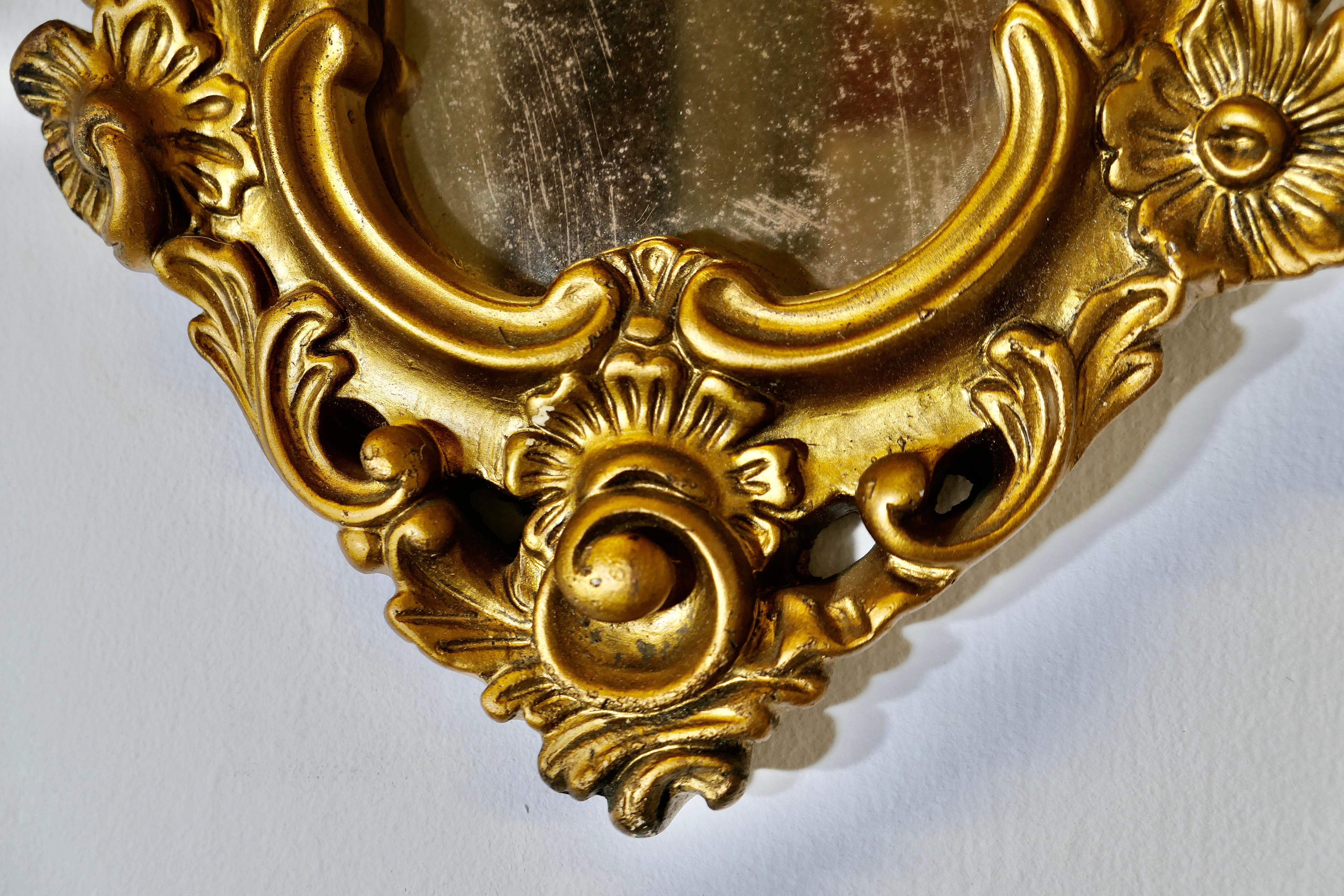 Atractivo Espejo de Pared Pequeño Dorado de Estilo Rococó  El Espejo tiene una forma inusual mediados del siglo XX en venta
