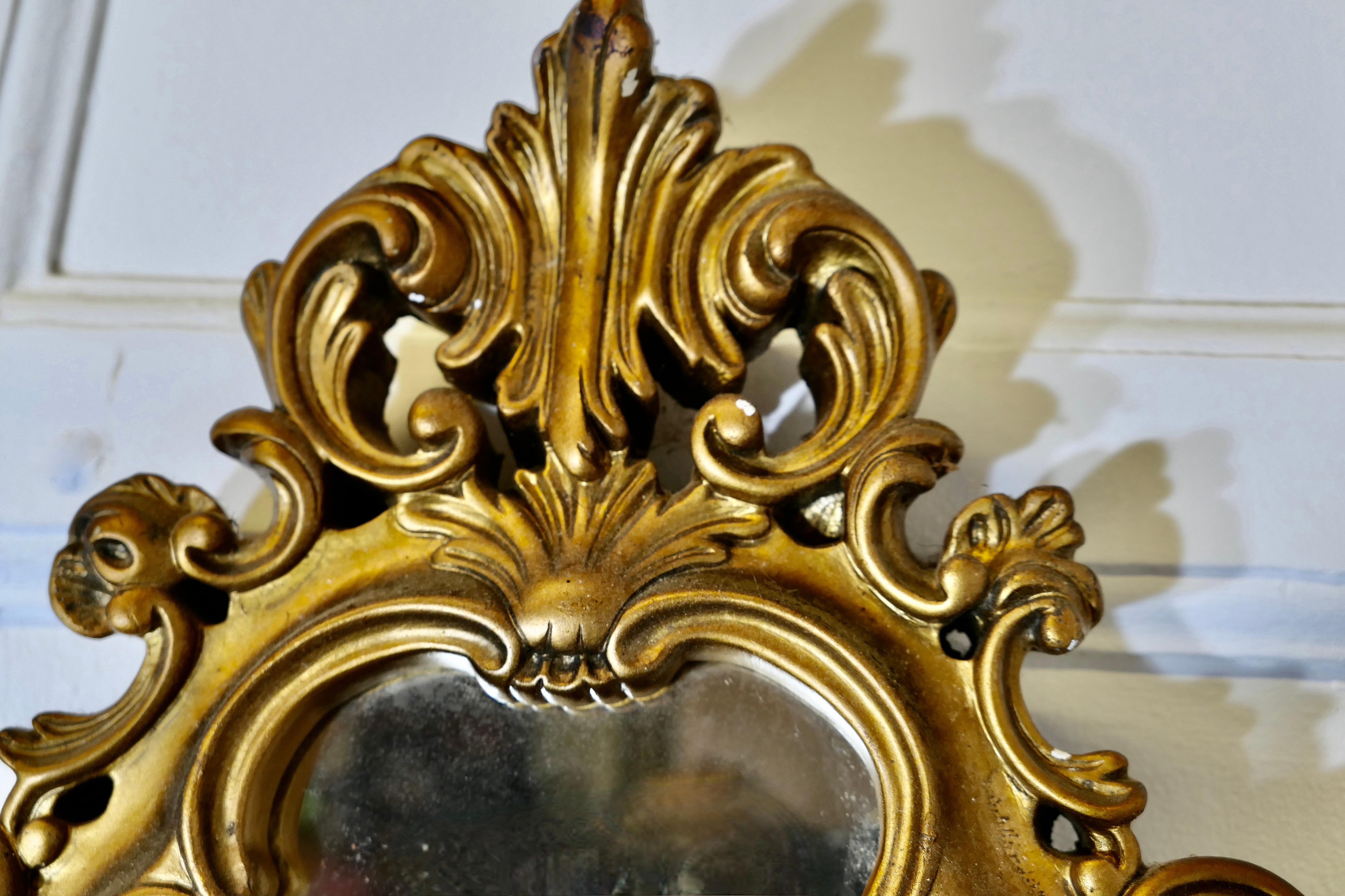 Atractivo Espejo de Pared Pequeño Dorado de Estilo Rococó  El Espejo tiene una forma inusual Yeso en venta