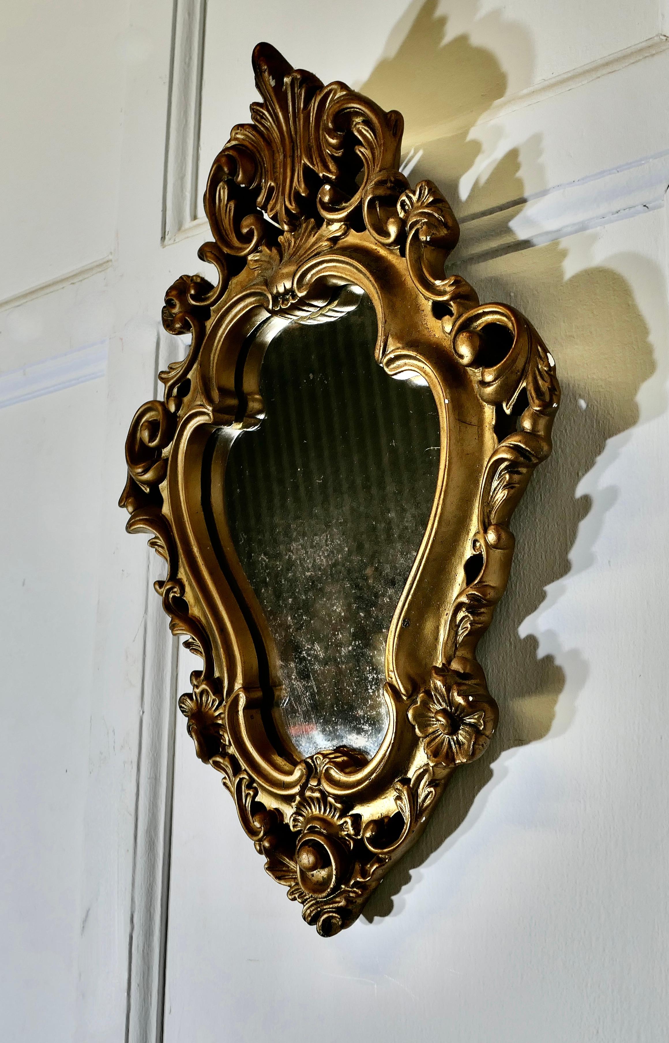Atractivo Espejo de Pared Pequeño Dorado de Estilo Rococó  El Espejo tiene una forma inusual en venta 1