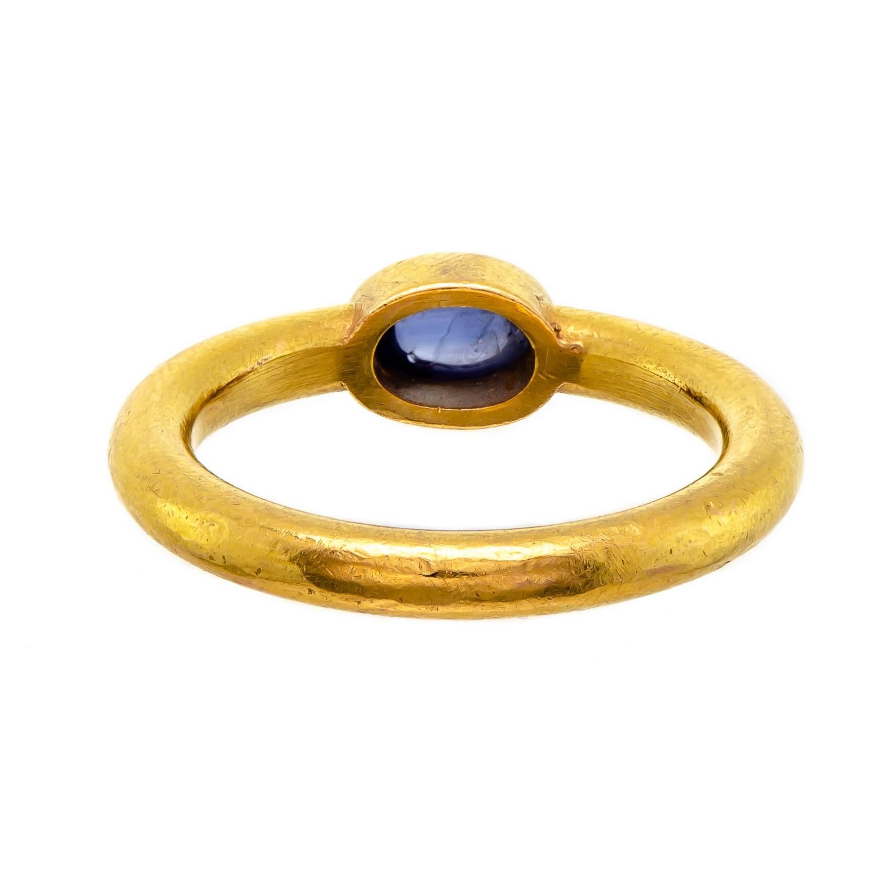 Contemporary Attractive Trim and Tailored 22 Karat Sapphire Cabochon Ring For Sale