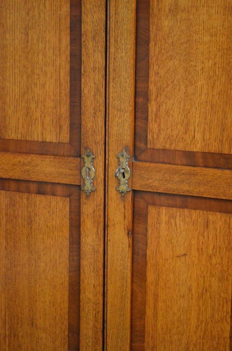 Metà XIX secolo Attraente armadio angolare vittoriano in Oak in vendita