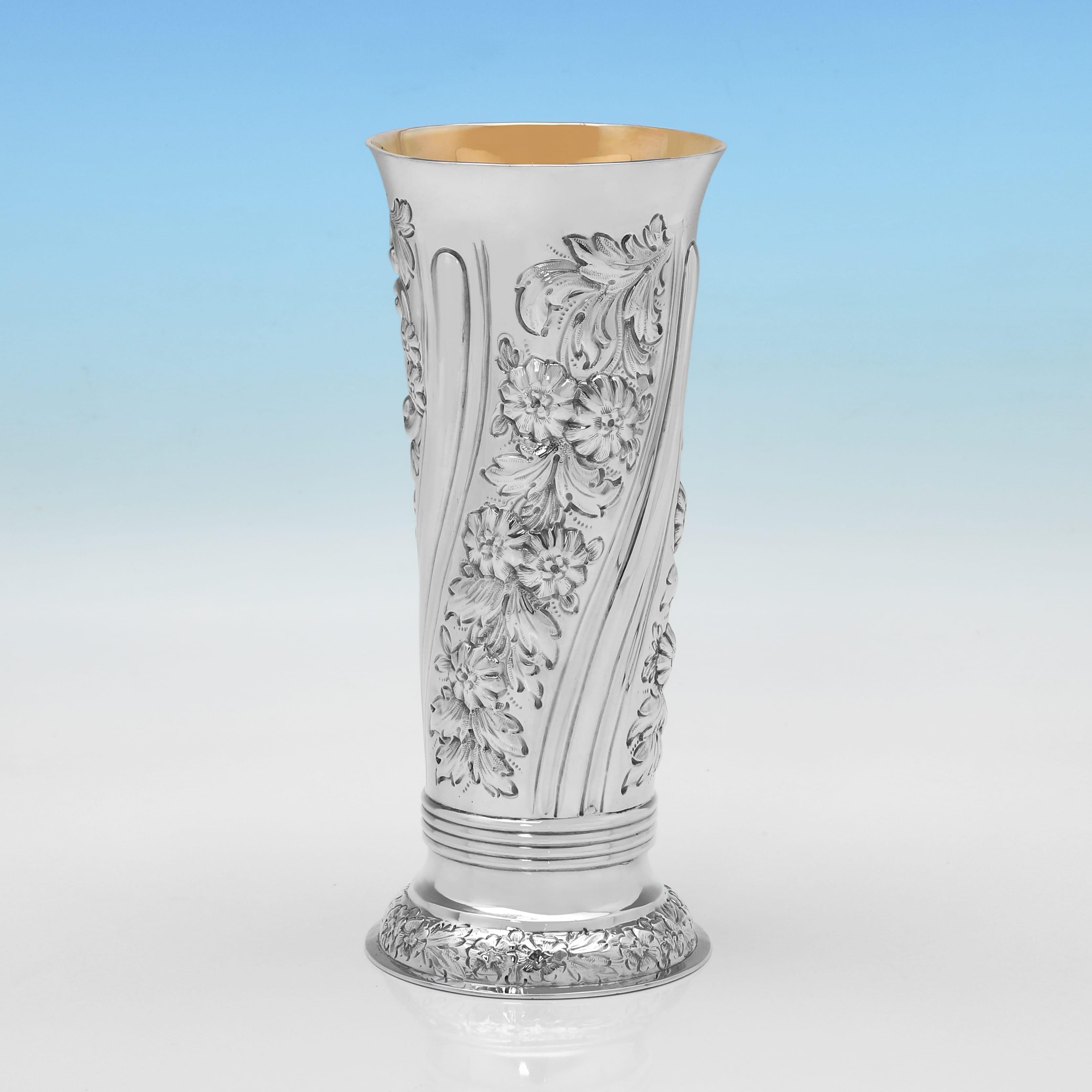 Marcado en Londres en 1898 por Charles Stuart Harris, este atractivo jarrón victoriano antiguo de plata de ley presenta una decoración floral cincelada y un interior dorado. El jarrón mide 21,5 cm de alto por 9,5 cm de diámetro, y pesa 22 onzas troy.