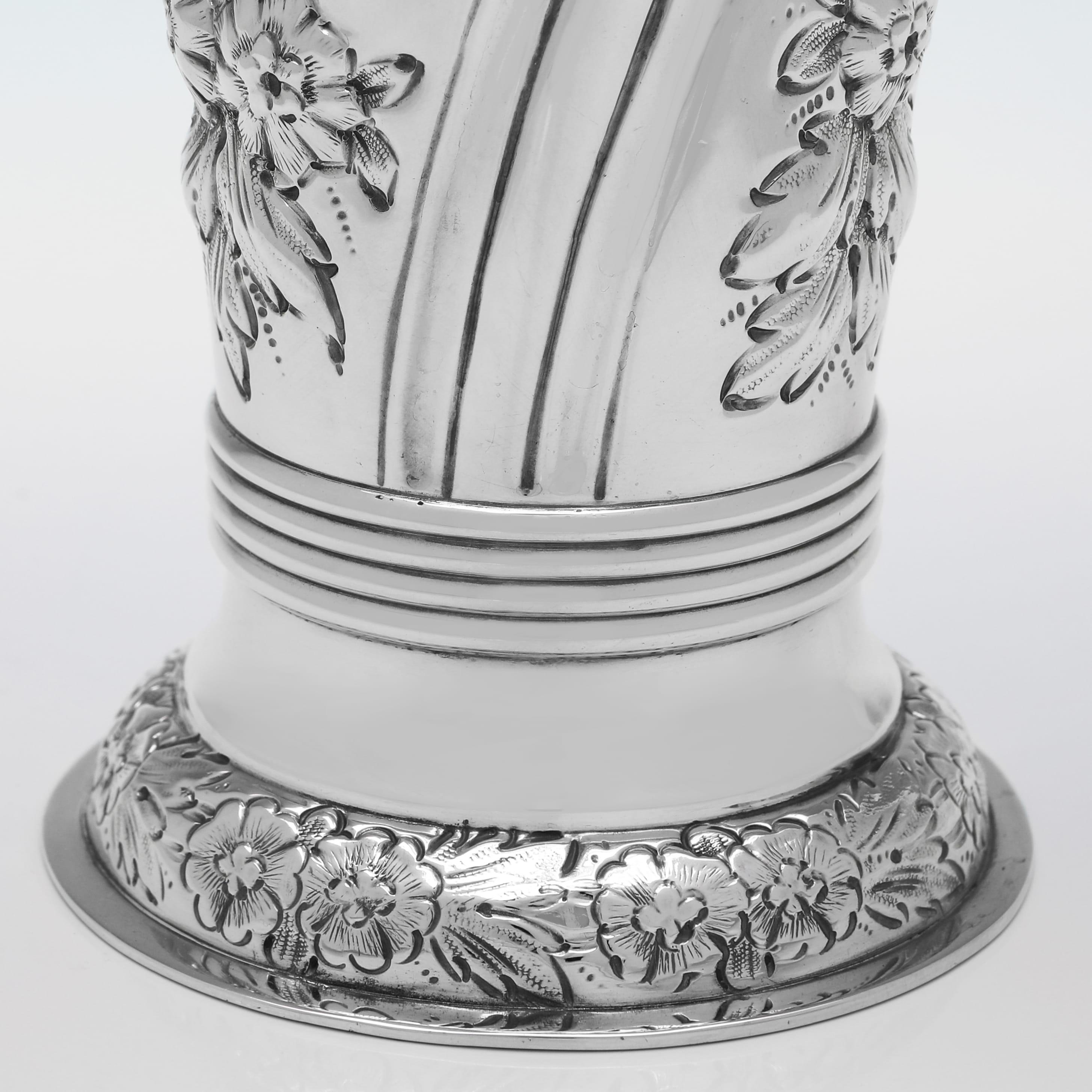 Atractivo jarrón victoriano de plata de ley fabricado en Londres en 1898 en Bueno estado para la venta en London, London