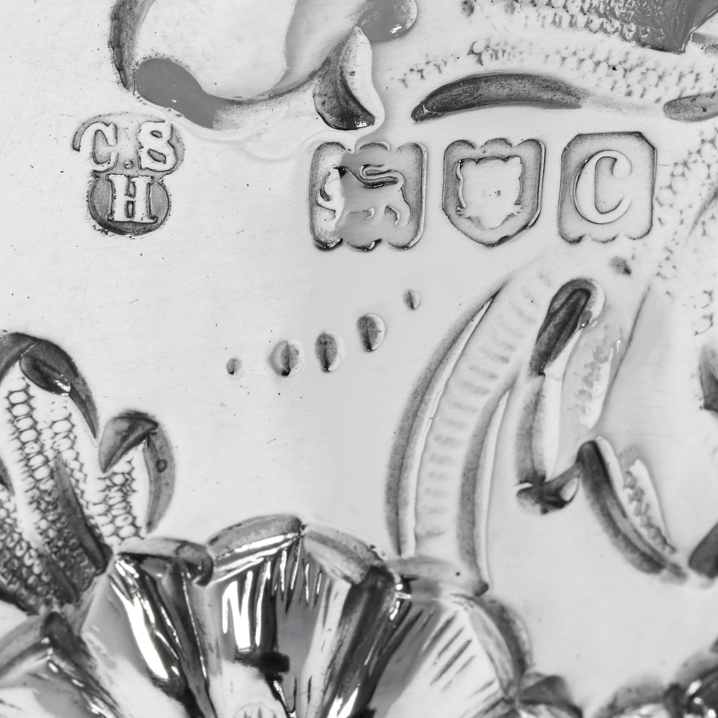 Atractivo jarrón victoriano de plata de ley fabricado en Londres en 1898 Fines del siglo XIX en venta