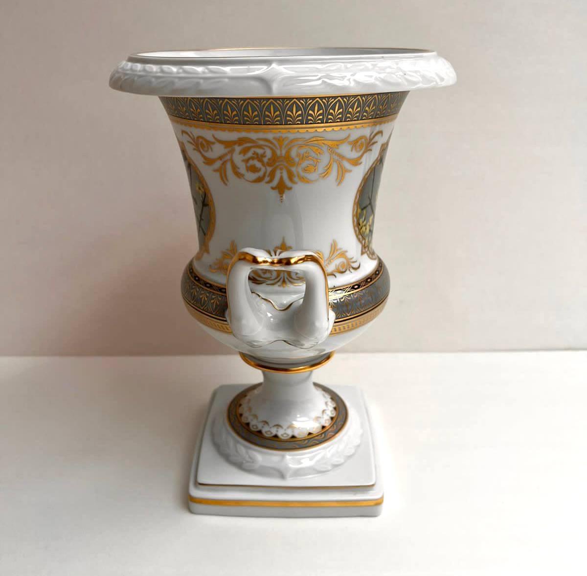 Attractive Vintage Vase Kaiser, Pavillon, Germany Porcelain Large Vase In Excellent Condition For Sale In Bastogne, BE