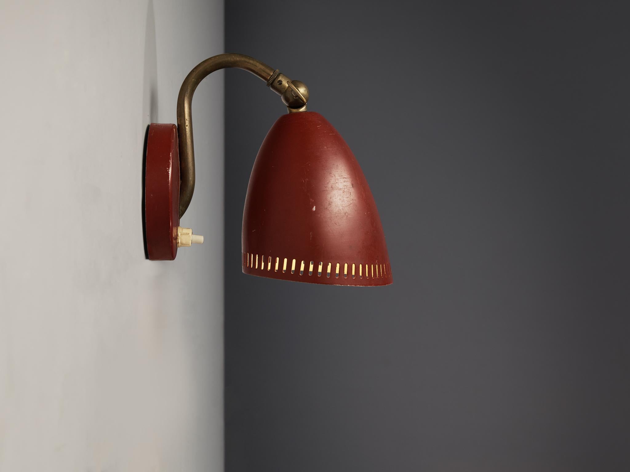 Mid-Century Modern Attractive Wall Light in Red Lacquered Metal and Brass For Sale