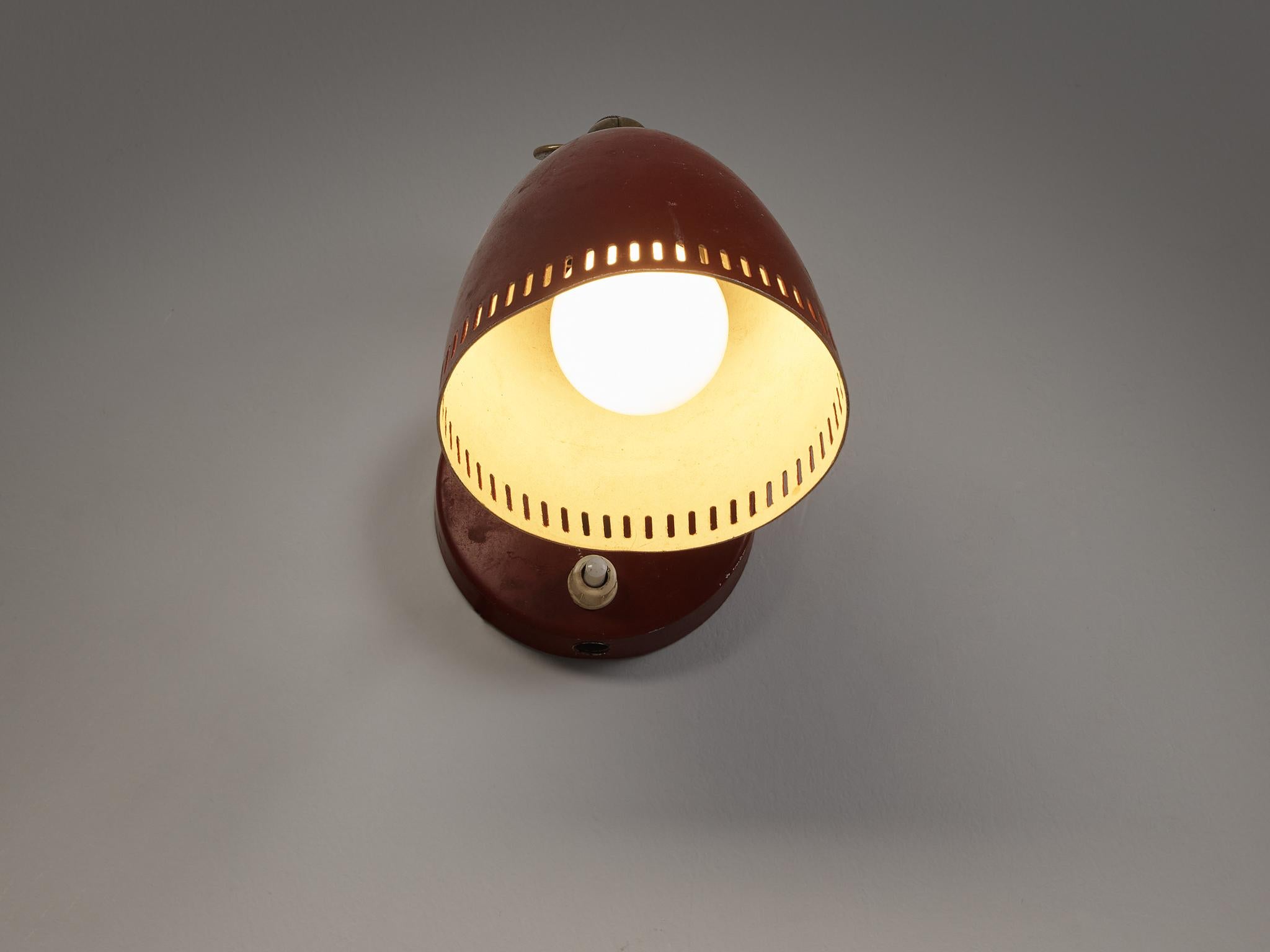 Attractive Wall Light in Red Lacquered Metal and Brass In Good Condition For Sale In Waalwijk, NL
