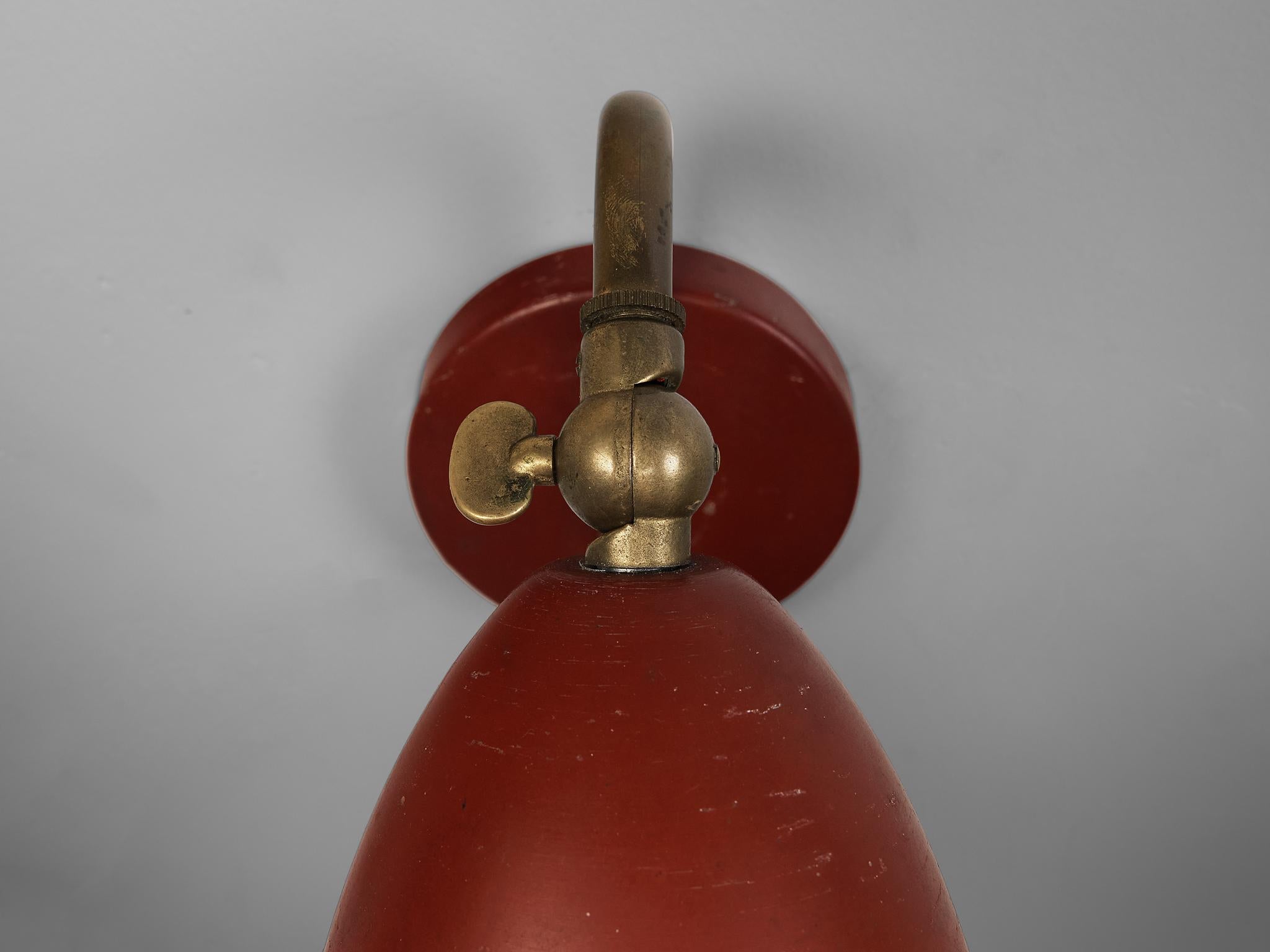 Mid-20th Century Attractive Wall Light in Red Lacquered Metal and Brass For Sale
