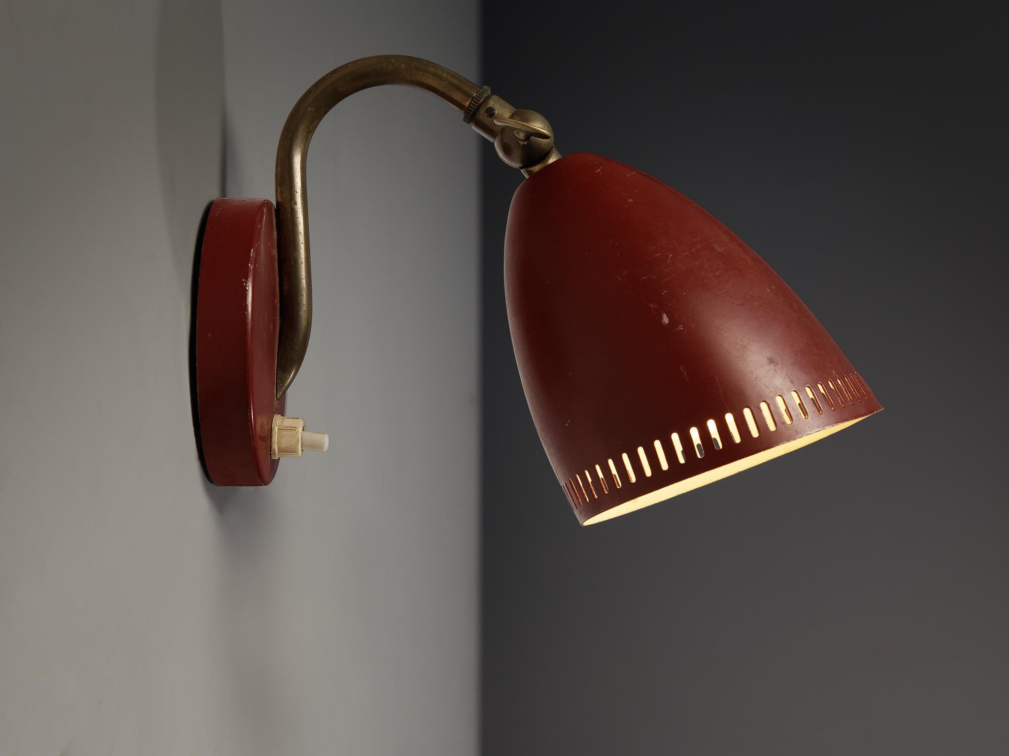 Attractive Wall Light in Red Lacquered Metal and Brass For Sale 1