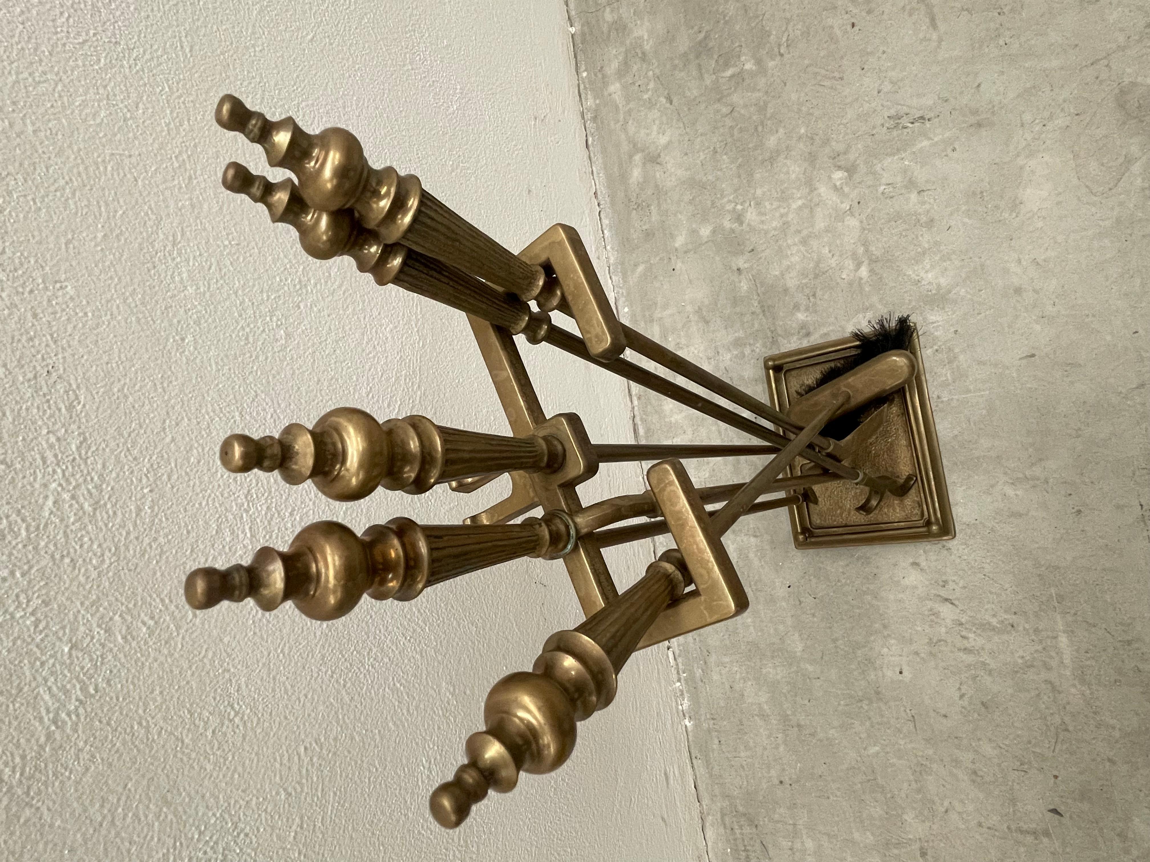 Vintage brass fireplace tools In Good Condition For Sale In Cantù, IT