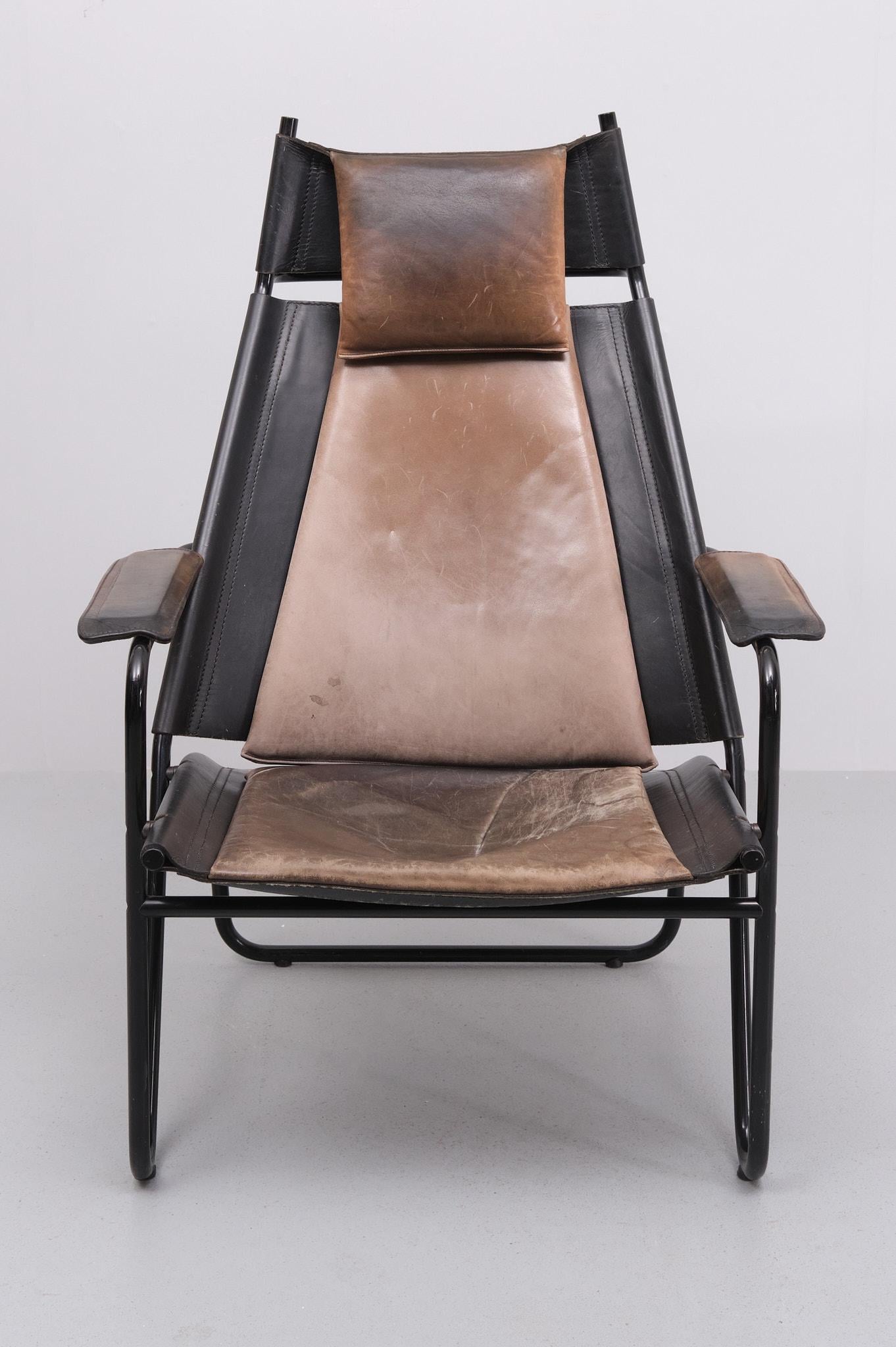 Beautiful lounge chair . love the design . Black tube frame
comes with a thick Black leather upholstery .over that a Camel color
Leather cushions . Superb patine .attributed to Lina Bo Bardi 

