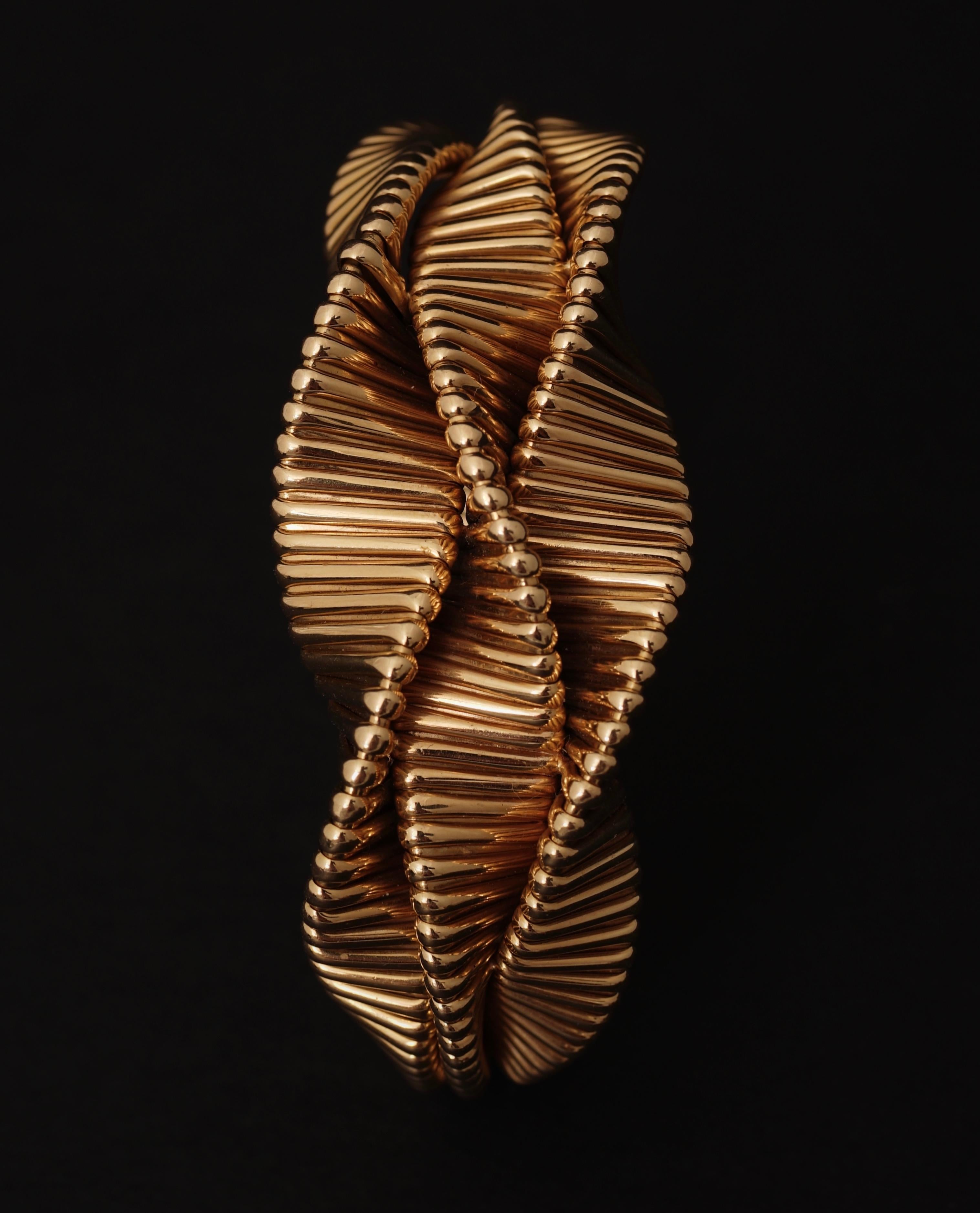 Attributed to Mauboussin, Rare 18 Karat Gold Twisted Tubogas Bangle, circa 1940 In Good Condition In Paris, FR