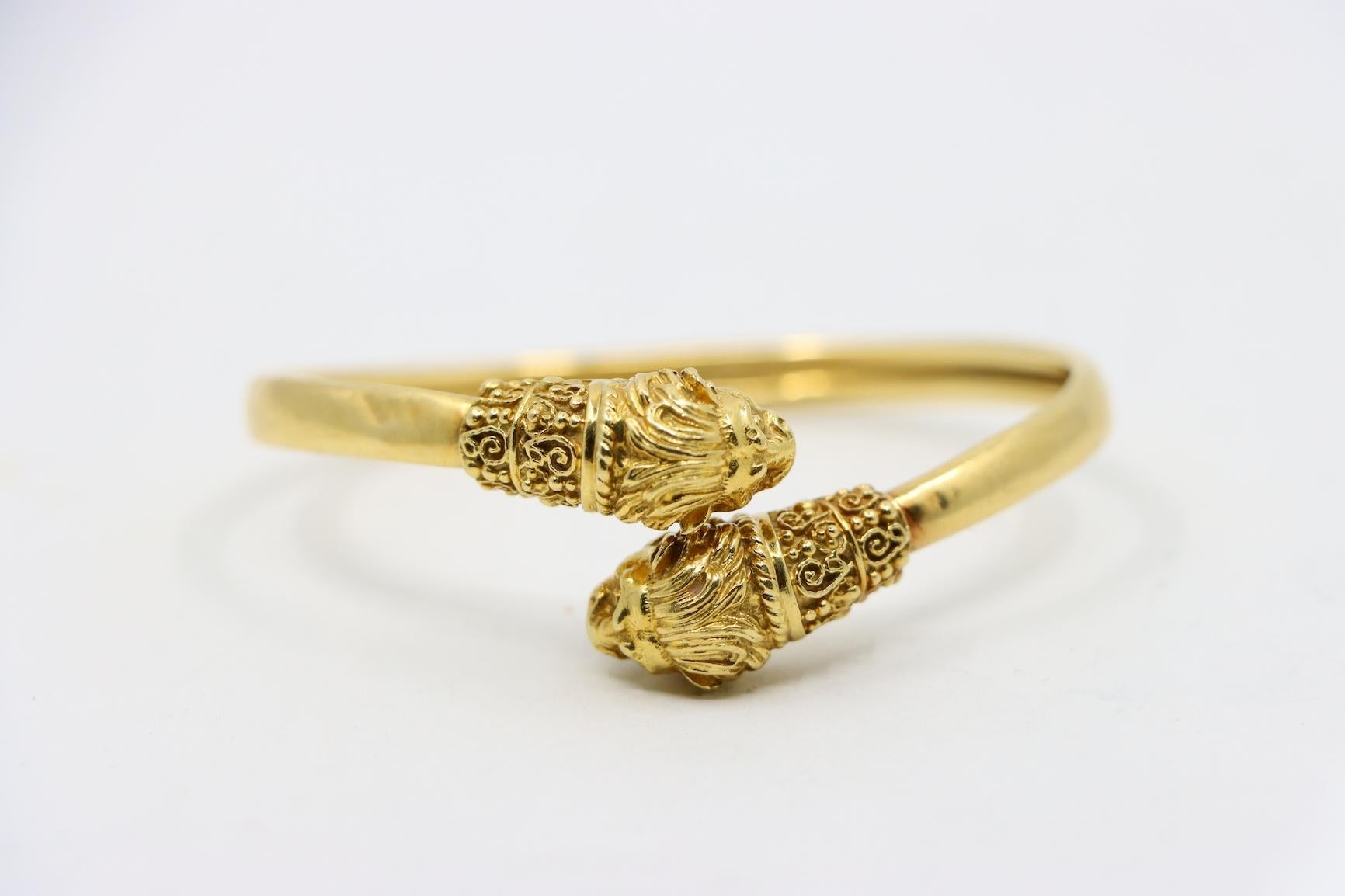 Attribué. Bracelet manchette Lion en or 18K Zolotas Bon état à Flushing, NY