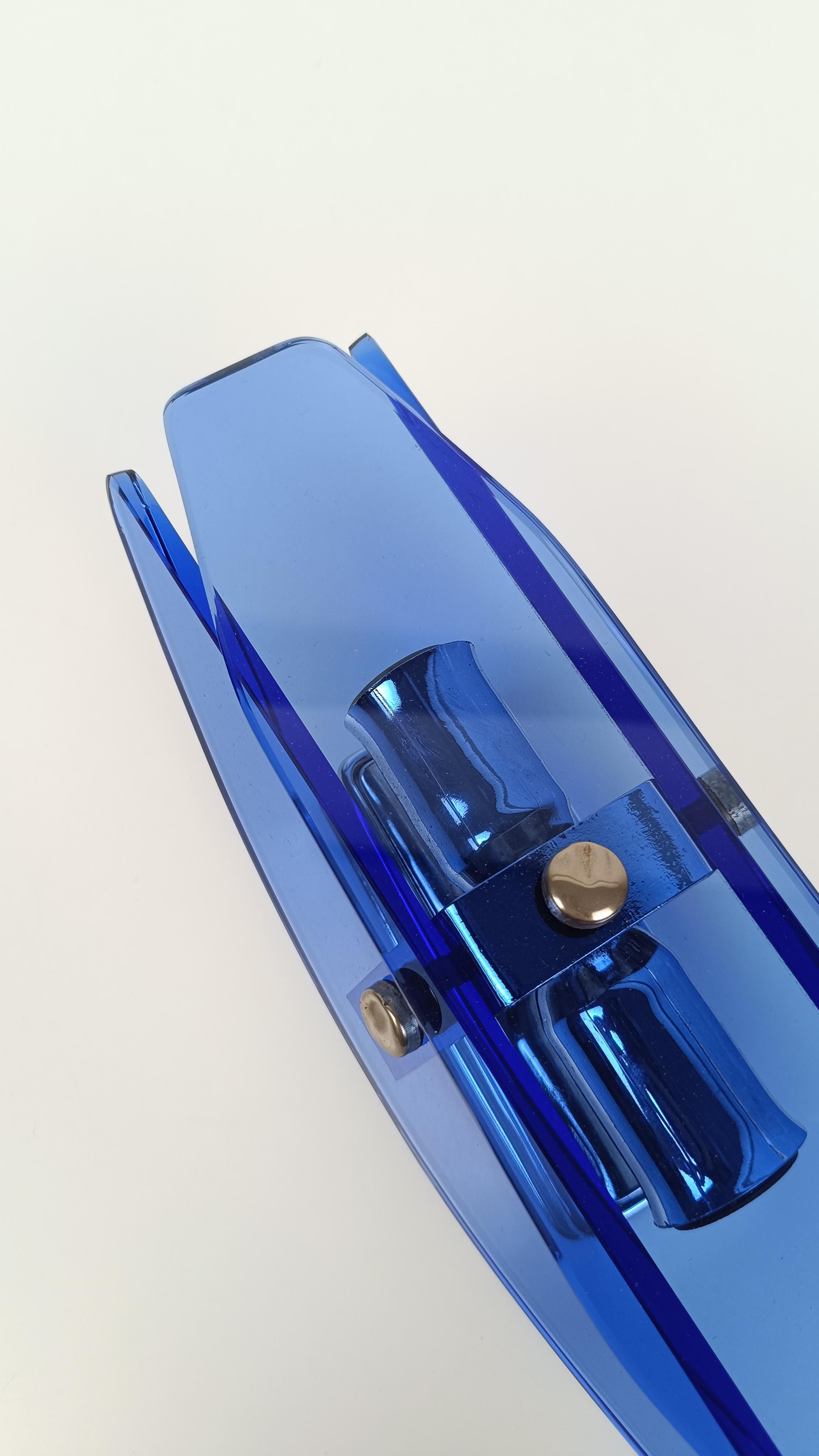 Attribuable à la paire d'appliques VECA en chrome et verre biseauté bleu Italie, années 70 en vente 2