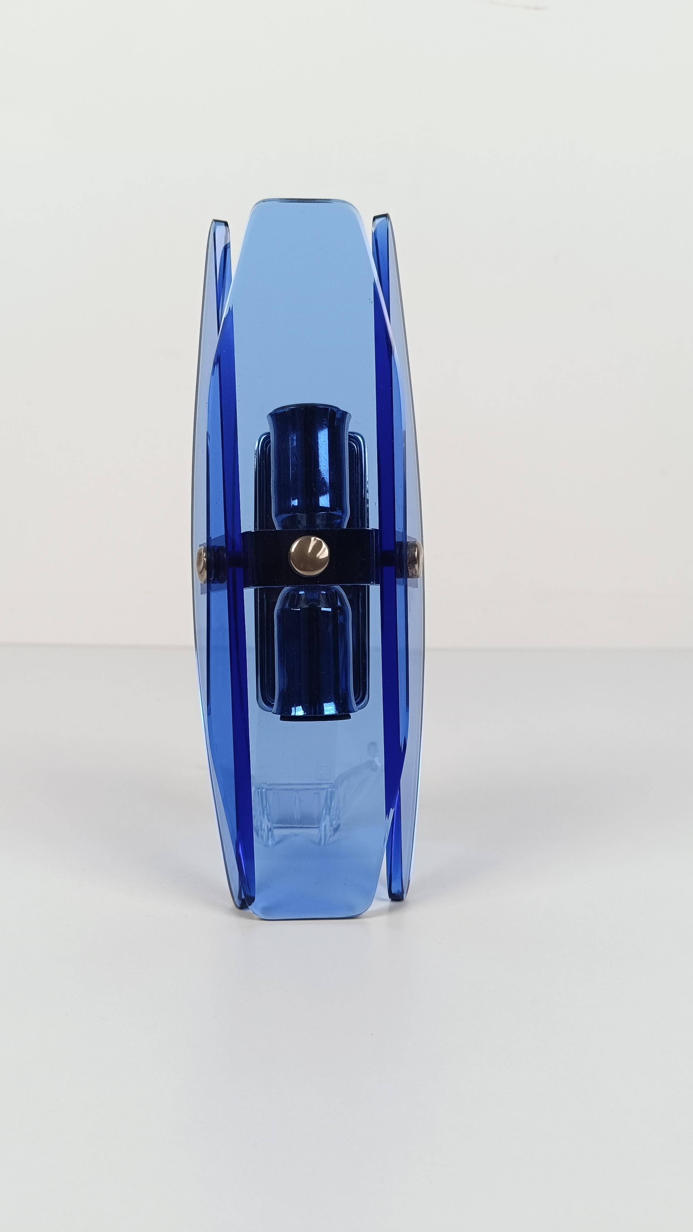 Attribuable à la paire d'appliques VECA en chrome et verre biseauté bleu Italie, années 70 en vente 3