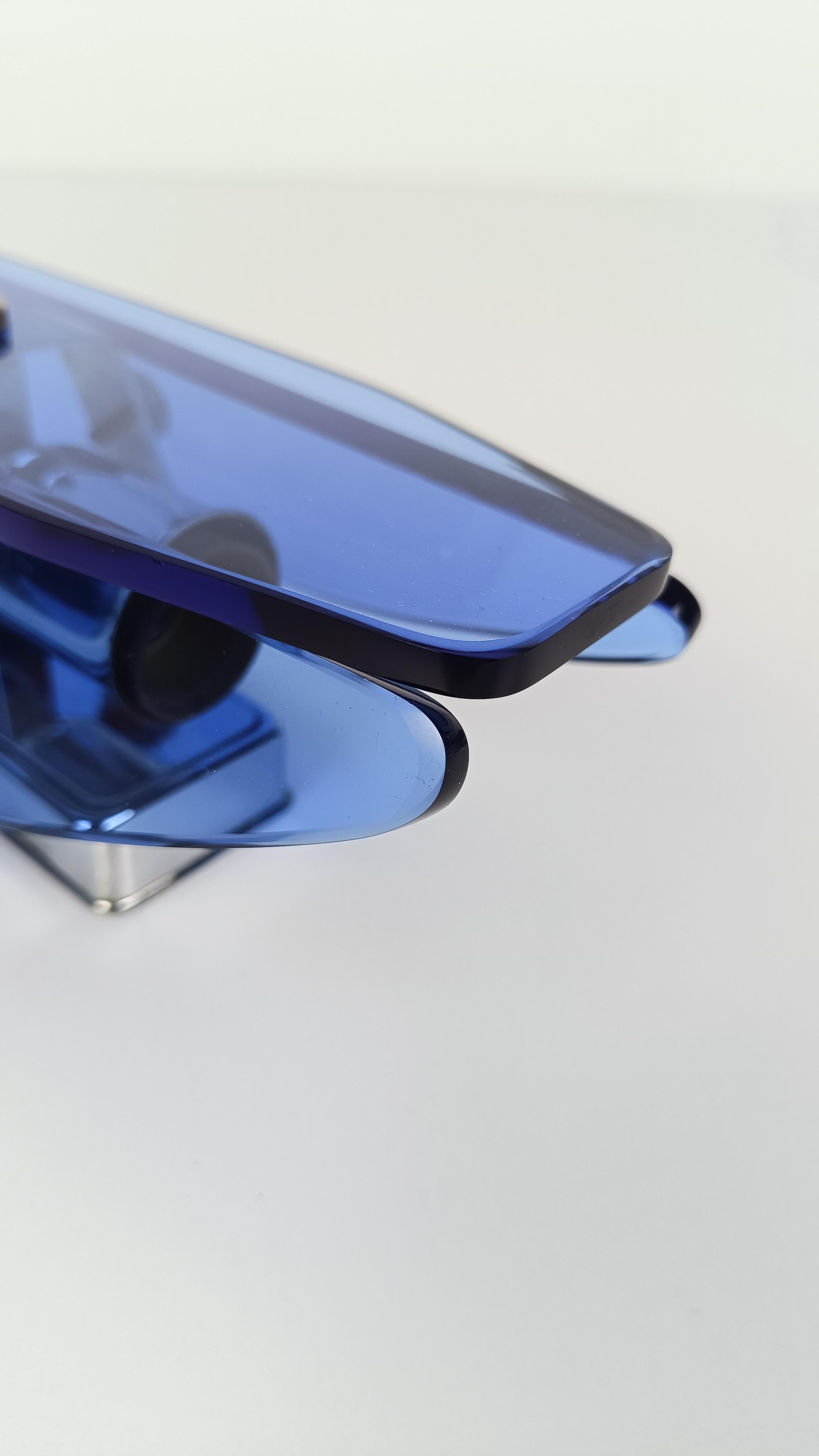 Attribuable à la paire d'appliques VECA en chrome et verre biseauté bleu Italie, années 70 en vente 4