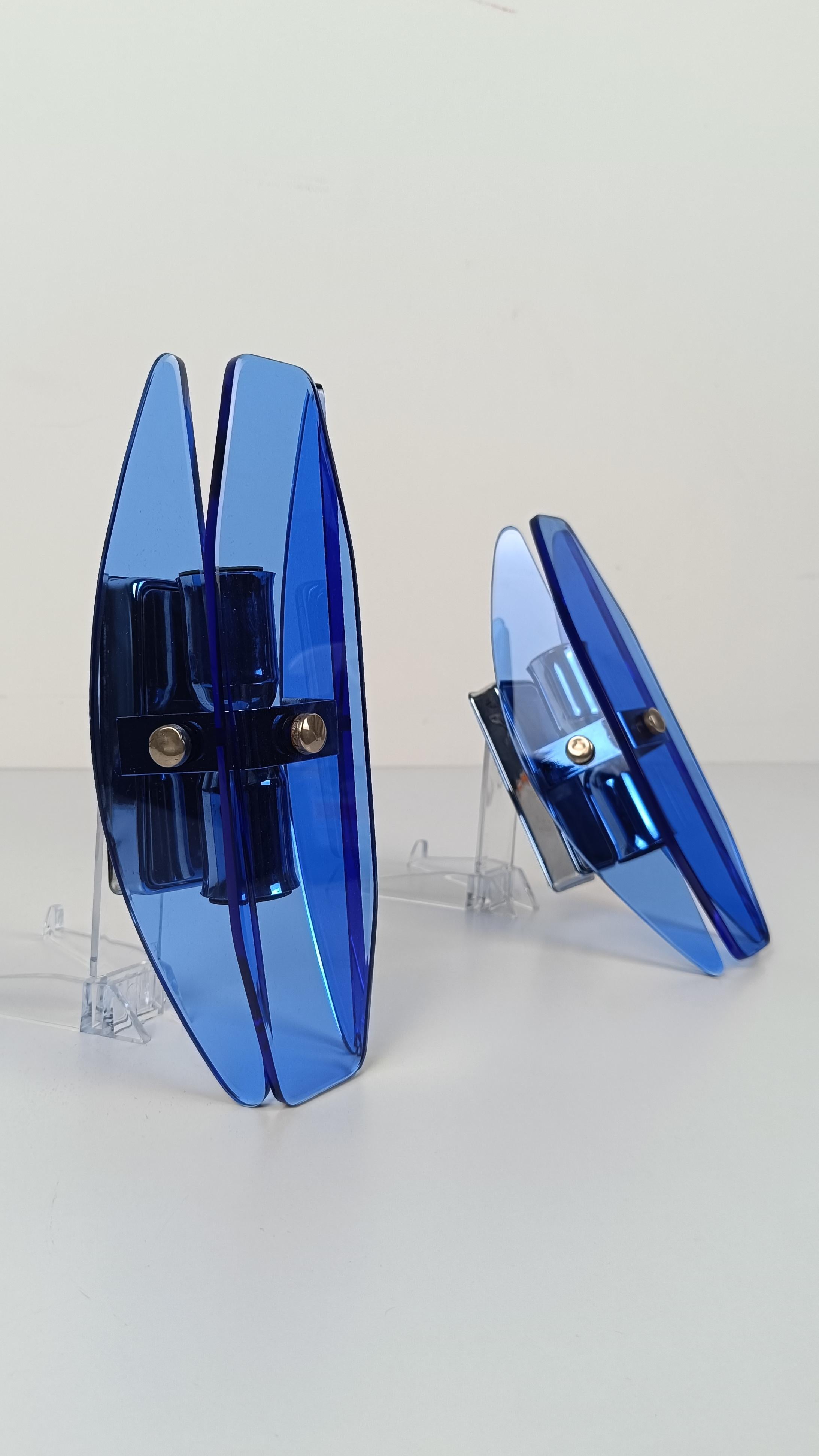 Attribuable à la paire d'appliques VECA en chrome et verre biseauté bleu Italie, années 70 en vente 5