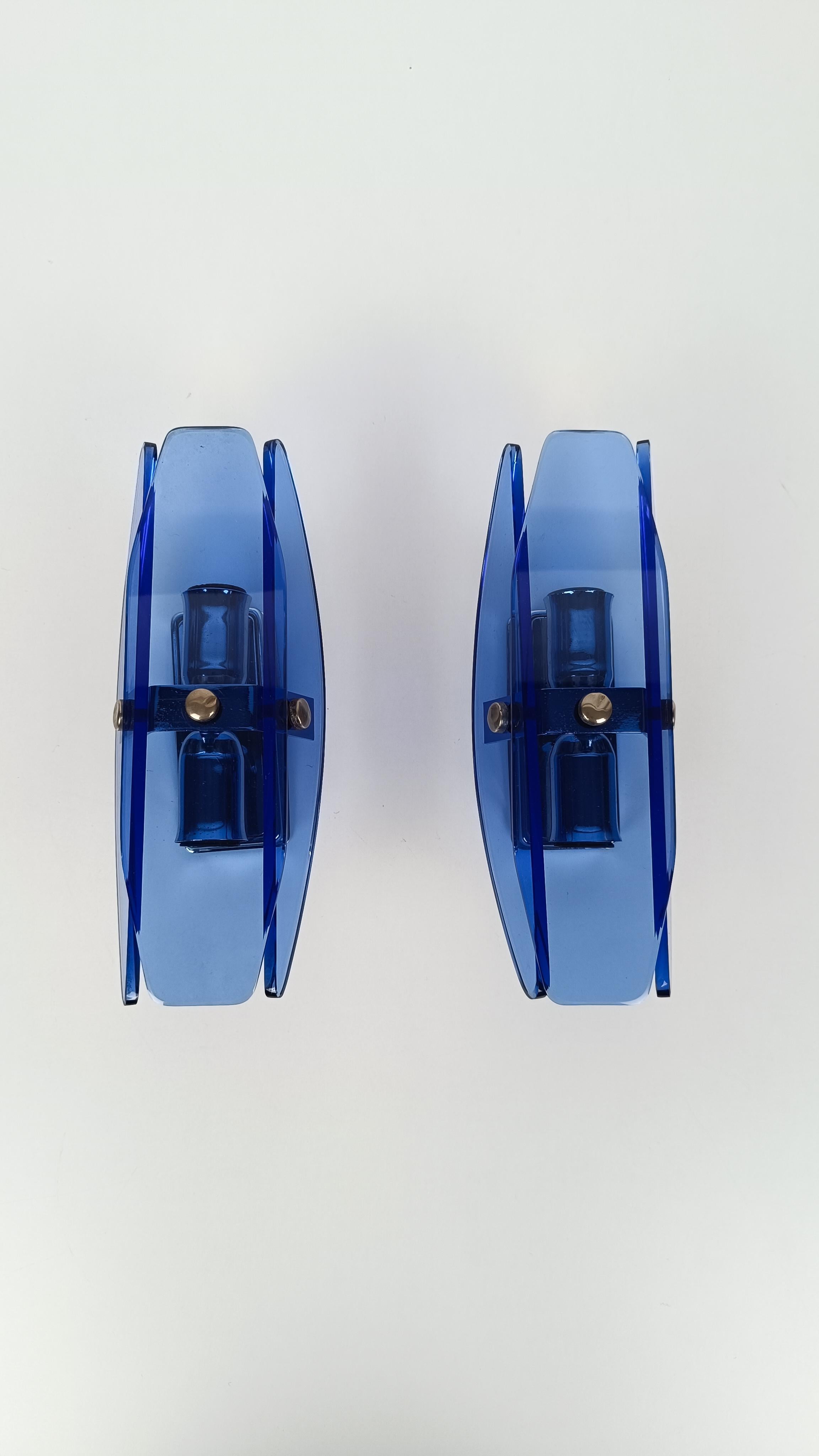 Attribuable à la paire d'appliques VECA en chrome et verre biseauté bleu Italie, années 70 en vente 6